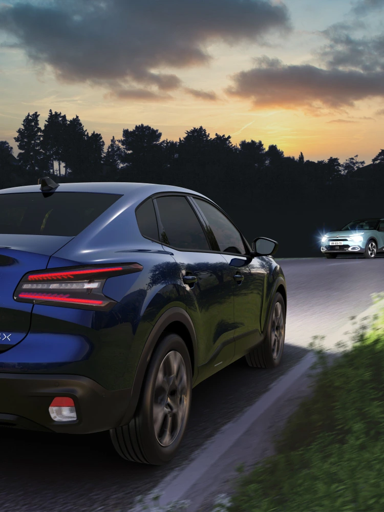 Citroën C4 X fährt nachts mit Fernlichtassistent, der die Straße sicher ausleuchtet