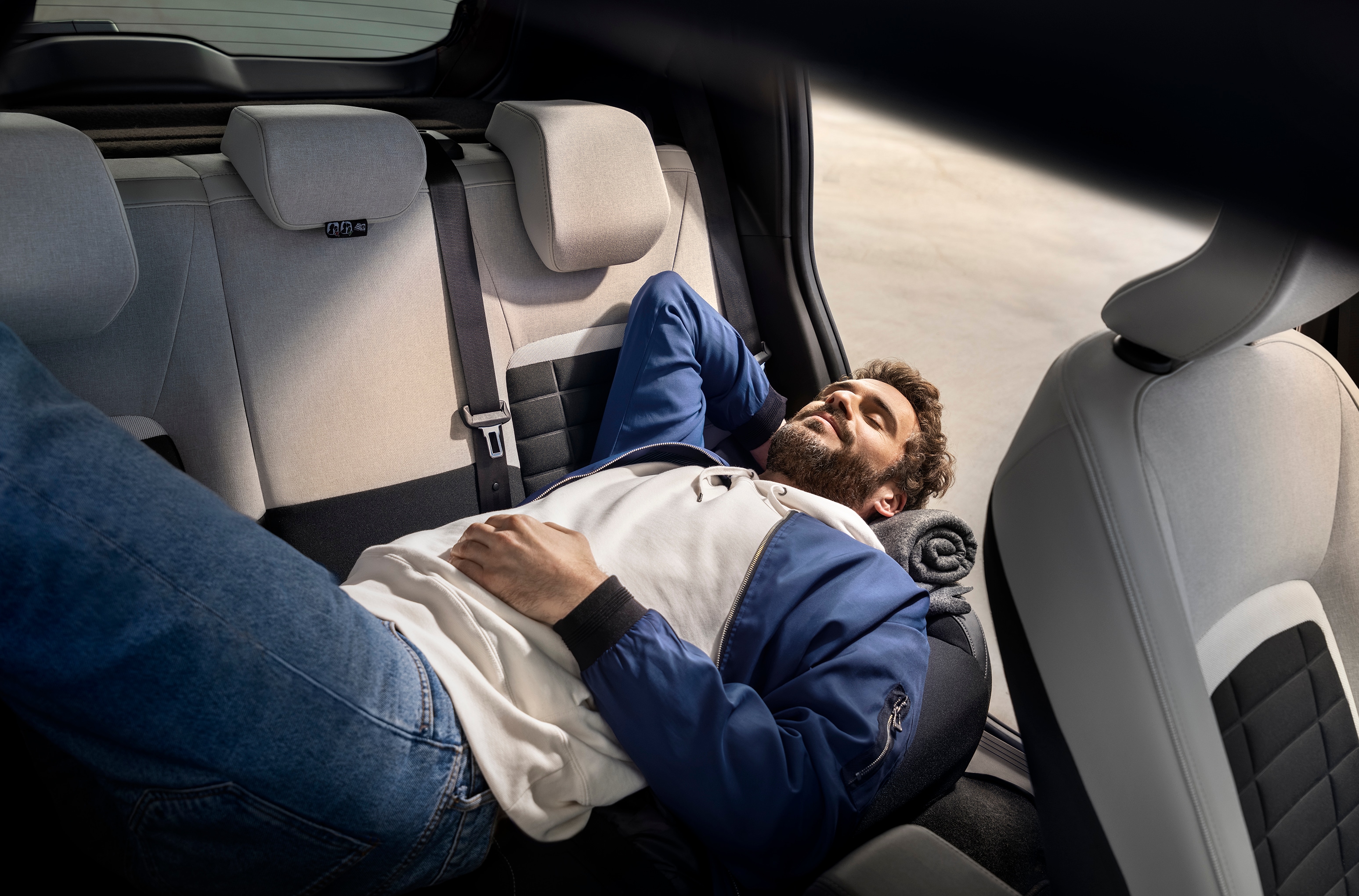 Innenraumansicht des Citroën ë-C3 Elektro-SUV zeigt verstellbaren Sitzkomfort für entspannte, erschwingliche Stadtmobilität.