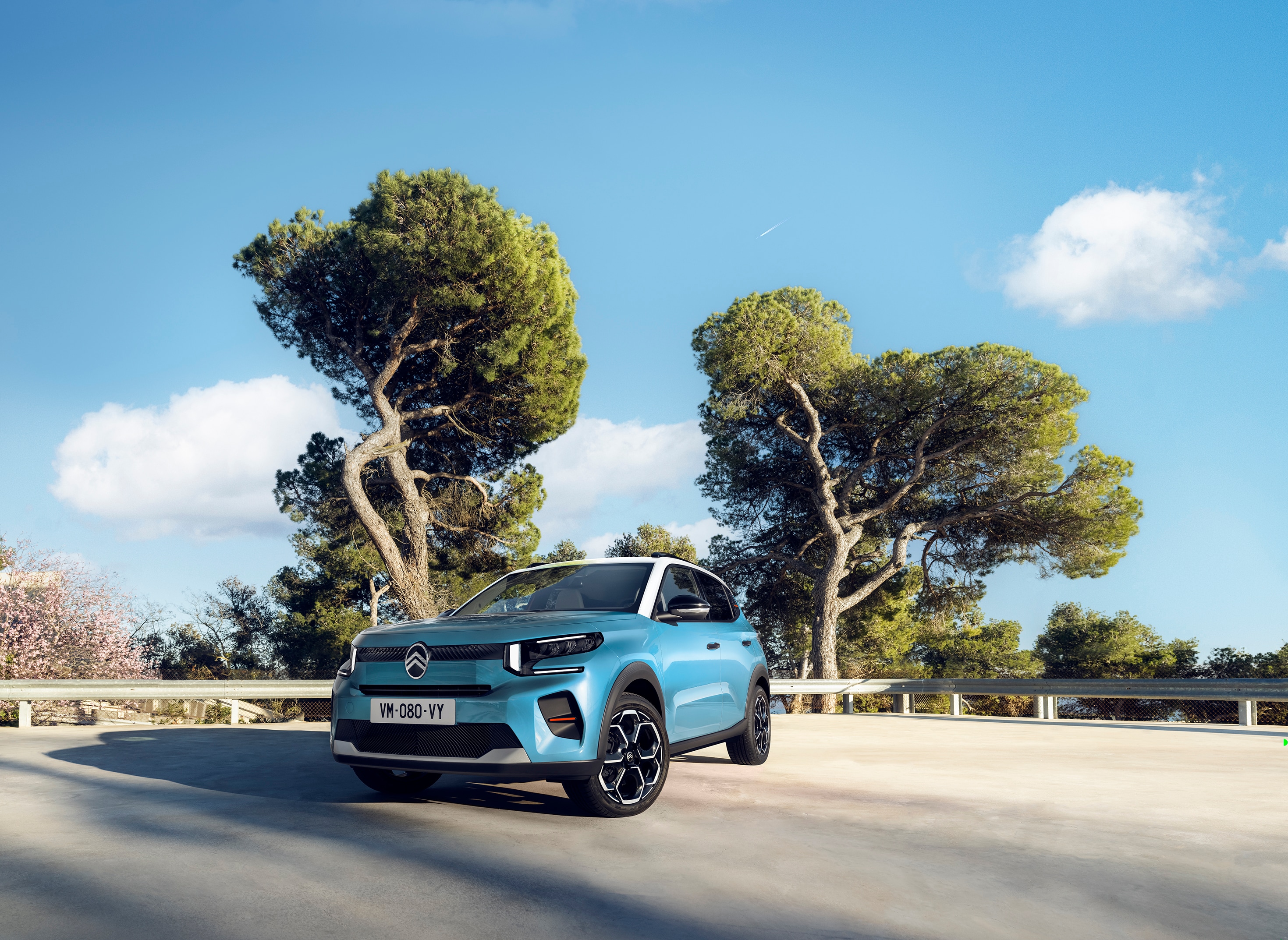 Front three-quarter view of Citroën ë‑C3 electric SUV zeigt modernes Styling für selbstbewusste, erschwingliche Alltagsmobilität.