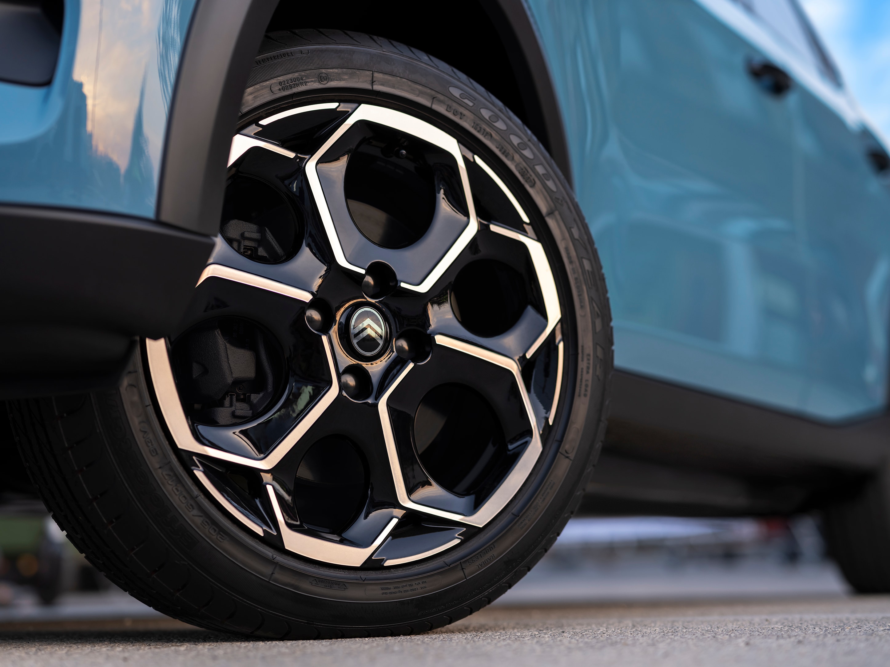 Close-up view of Citroën ë‑C3 electric SUV Alufelge zeigt modernes Design für stilvolle, erschwingliche Stadtmobilität.