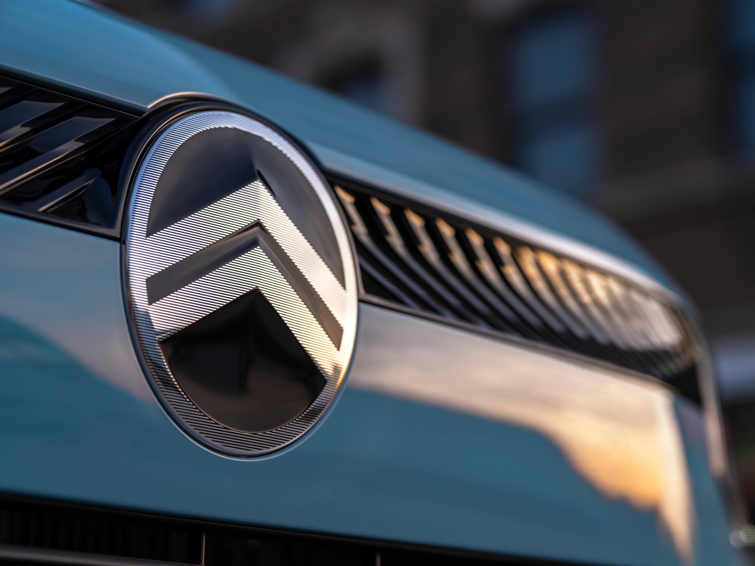 Close‑up front view of Citroën ë‑C3 electric SUV zeigt new emblem design für moderne, erschwingliche Stadtmobilität.