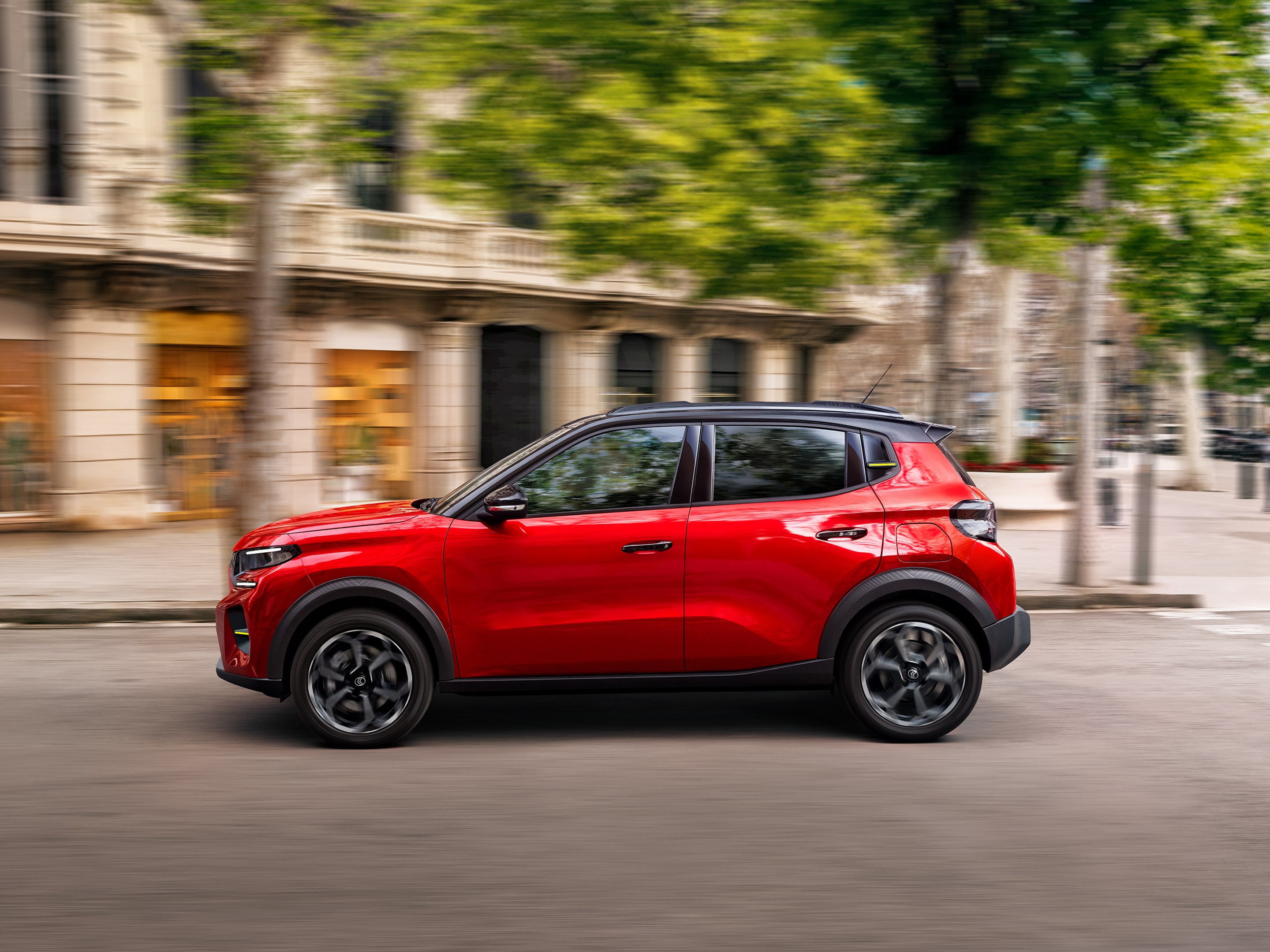 Seitenansicht des Citroën ë-C3 Elektro-SUV präsentiert dynamic urban driving für sanfte, praktische und erschwingliche Alltagsmobilität.