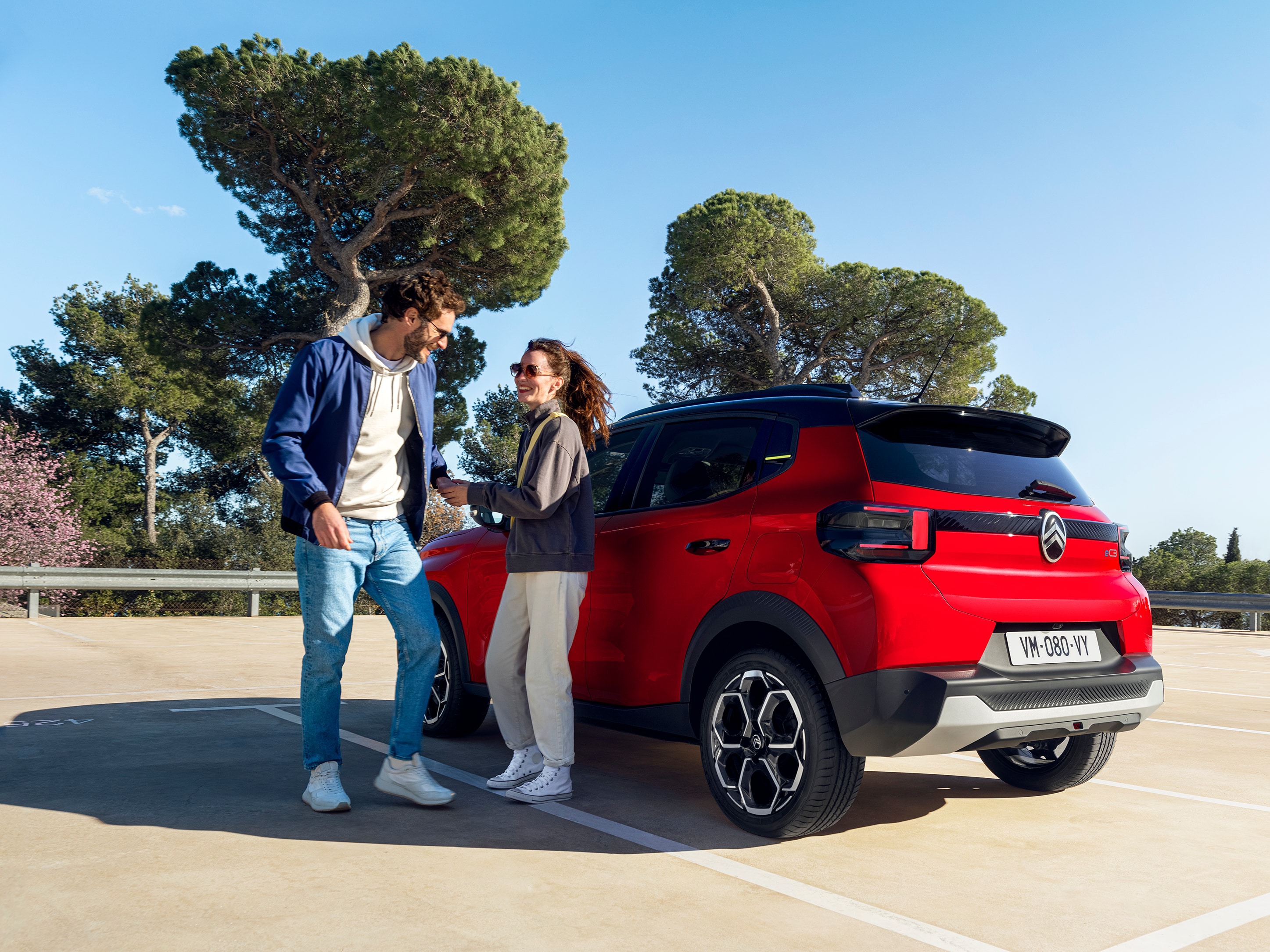 Dreiviertel-Heckansicht des Citroën ë-C3 Elektro-SUV zeigt modernes Styling für entspannte, erschwingliche urbane Alltagsmobilität.