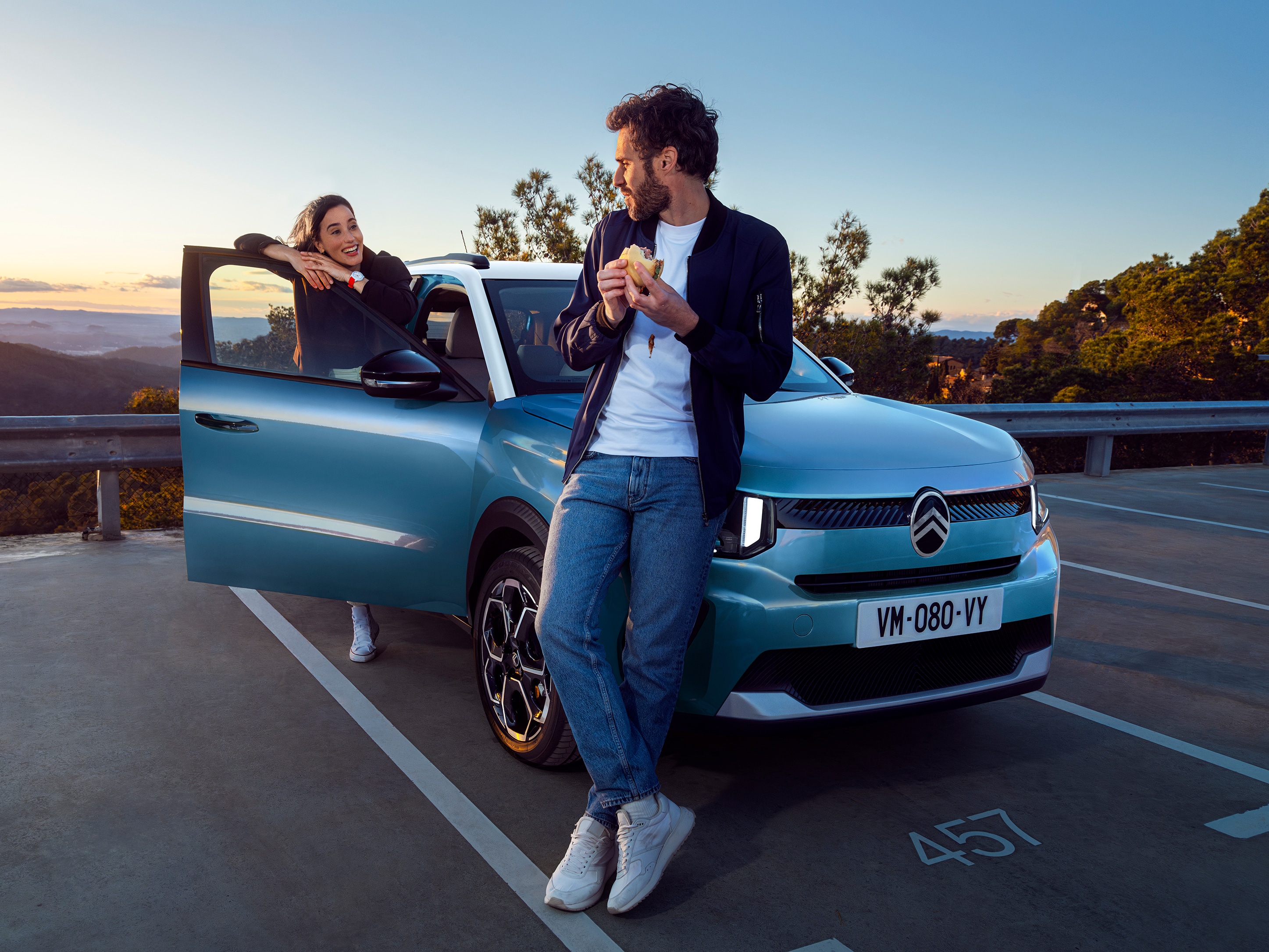 Dreiviertel-Frontansicht des Citroën ë-C3 Elektro-SUV zeigt relaxed break moment für sanfte, erschwingliche Alltagsmobilität.