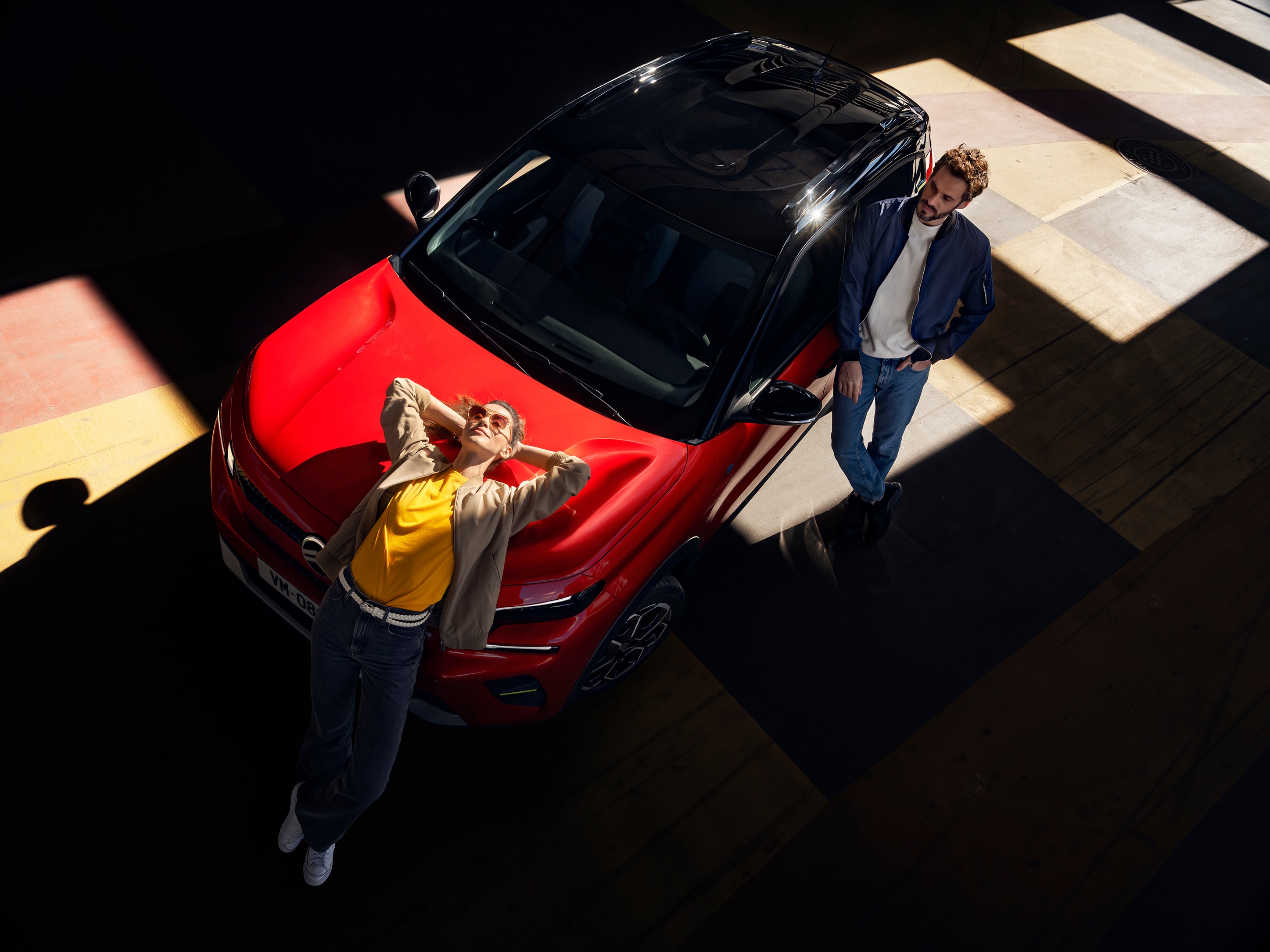 Draufsicht auf den Citroën ë-C3 Elektro-SUV zeigt stylish Zweifarbiges Design für entspannte, erschwingliche urbane Alltagsmobilität.