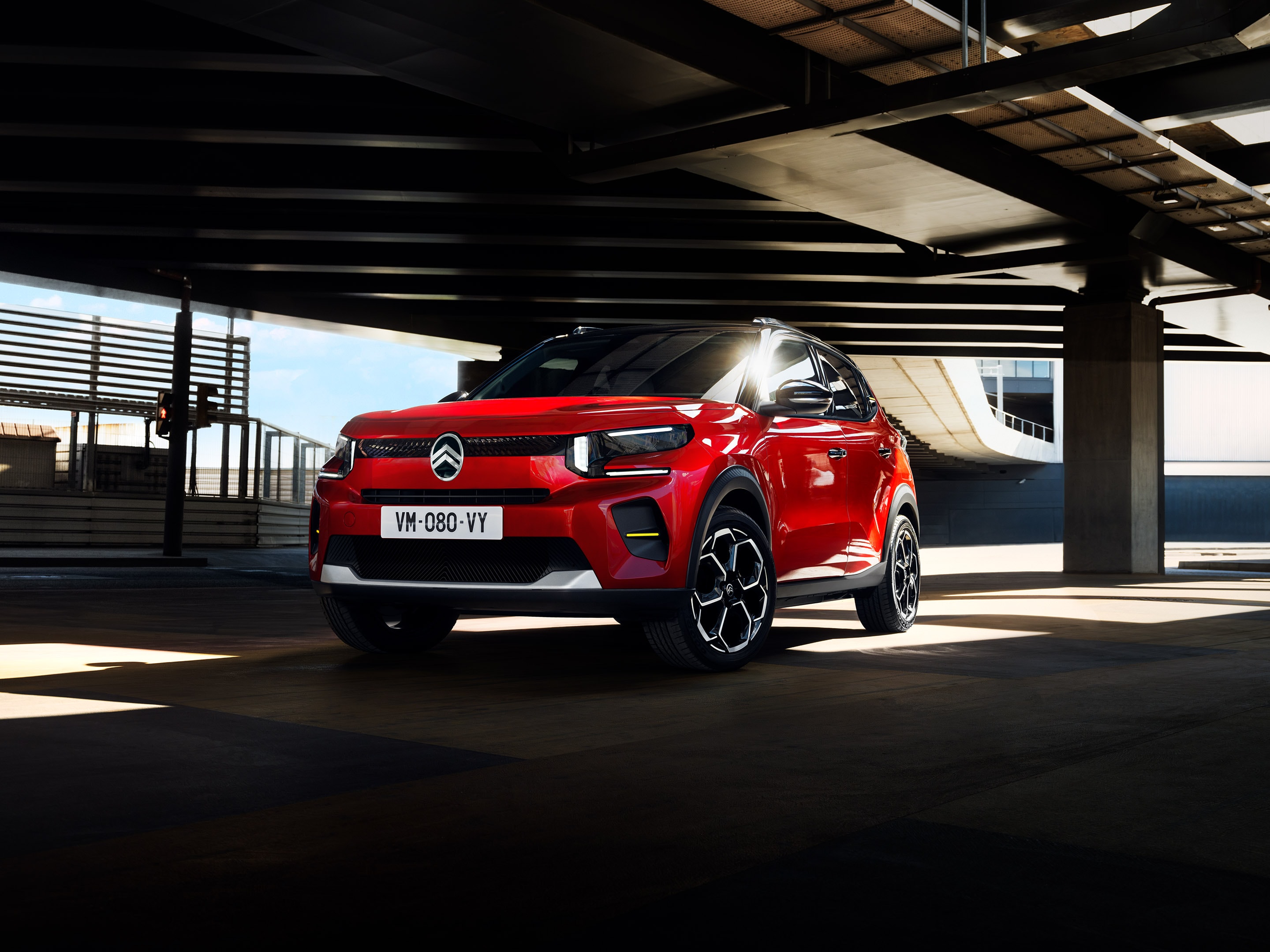 Dreiviertel-Frontansicht des Citroën ë-C3 Elektro-SUV präsentiert markantes Design for confident, affordable everyday urban mobility.