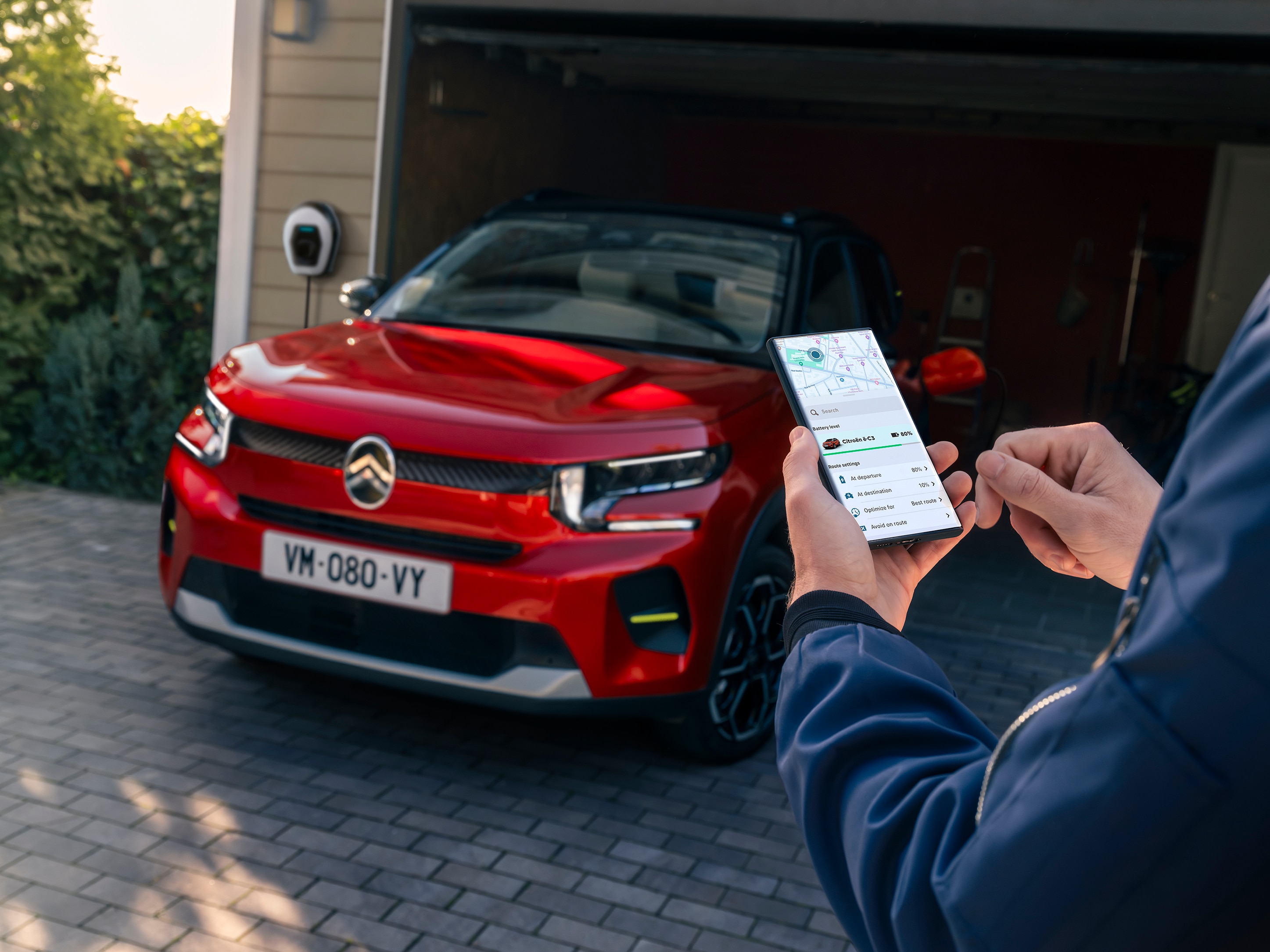 Ladeansicht des Citroën ë-C3 Elektro-SUV zeigt vernetzte App-Steuerung für intelligentere, erschwingliche und bequeme tägliche Mobilität.