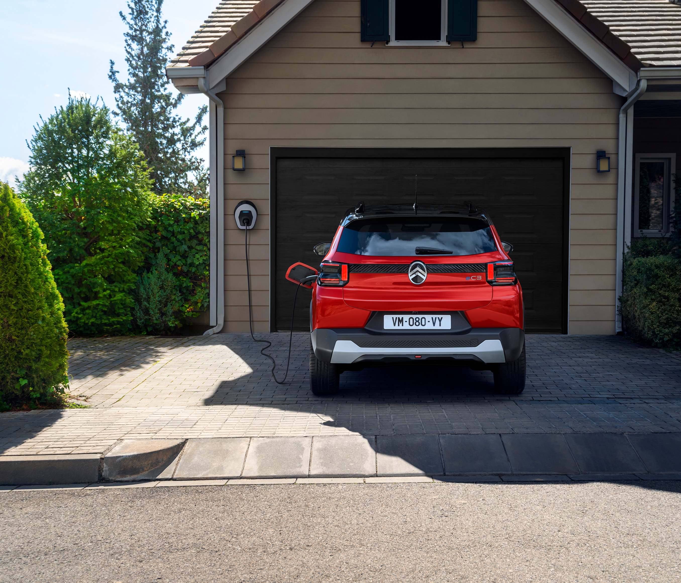 Heckansicht des Citroën ë-C3 Elektro-SUV charging zu Hause, zeigt convenient, efficient and affordable everyday urban mobility.