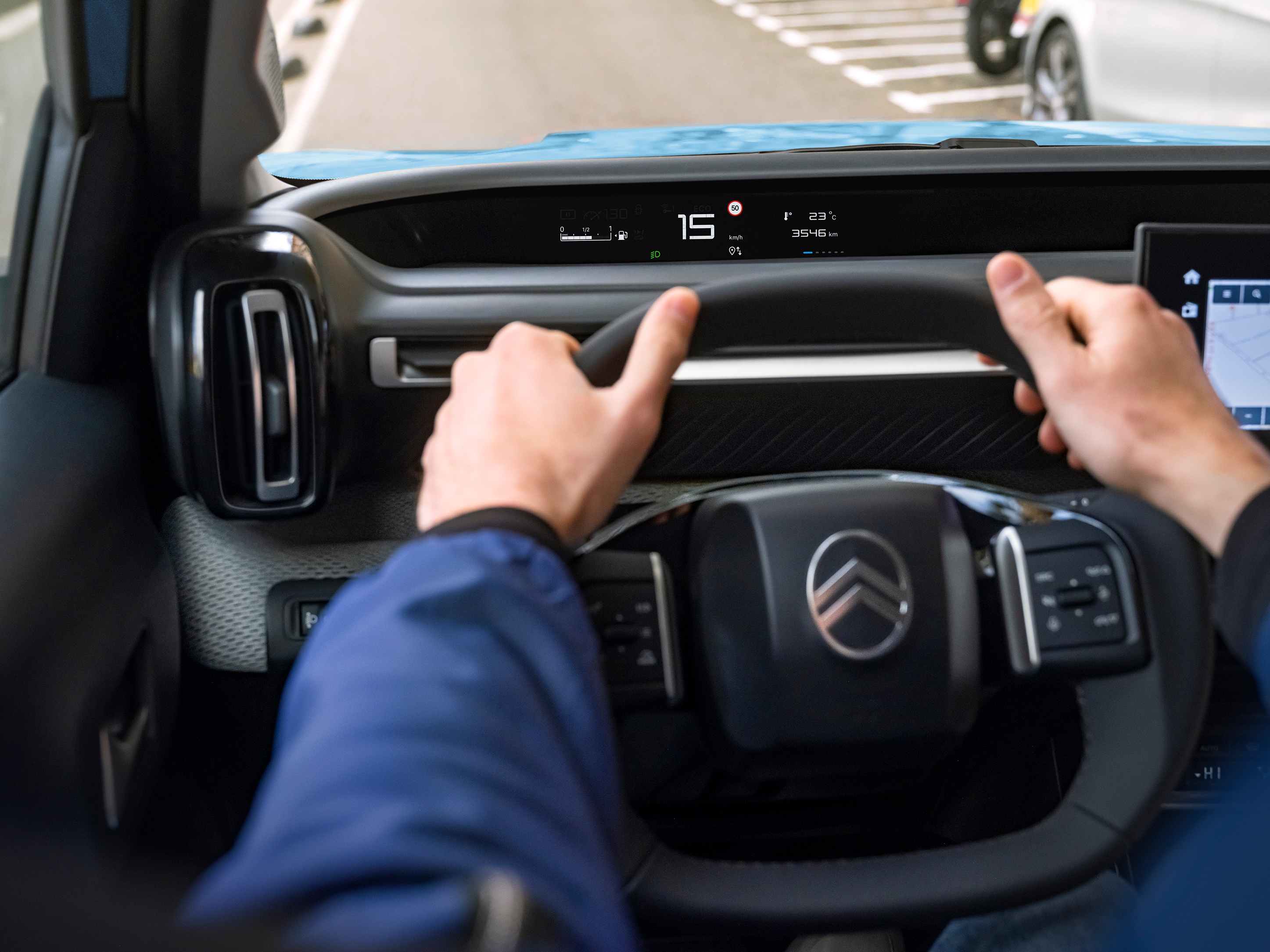 Fahrer-Cockpit-Ansicht des Citroën ë-C3 Elektro-SUV zeigt digitales Display für intuitive, erschwingliche und komfortable Stadtmobilität.