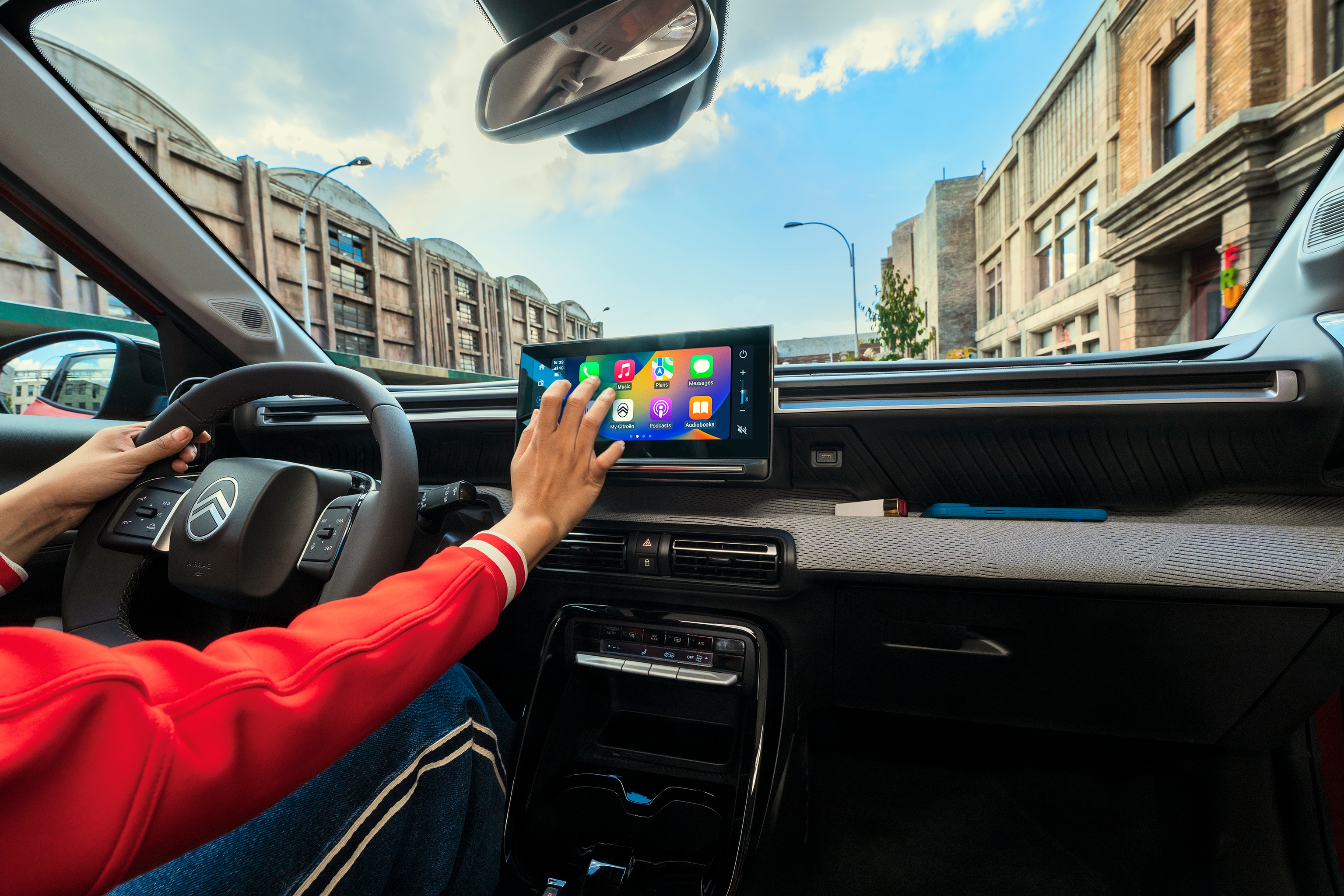 Innenraum-Touchscreen-Ansicht des Citroën ë-C3 Elektro-SUV präsentiert vernetztes Infotainment für intuitive, erschwingliche und komfortable Stadtmobilität.