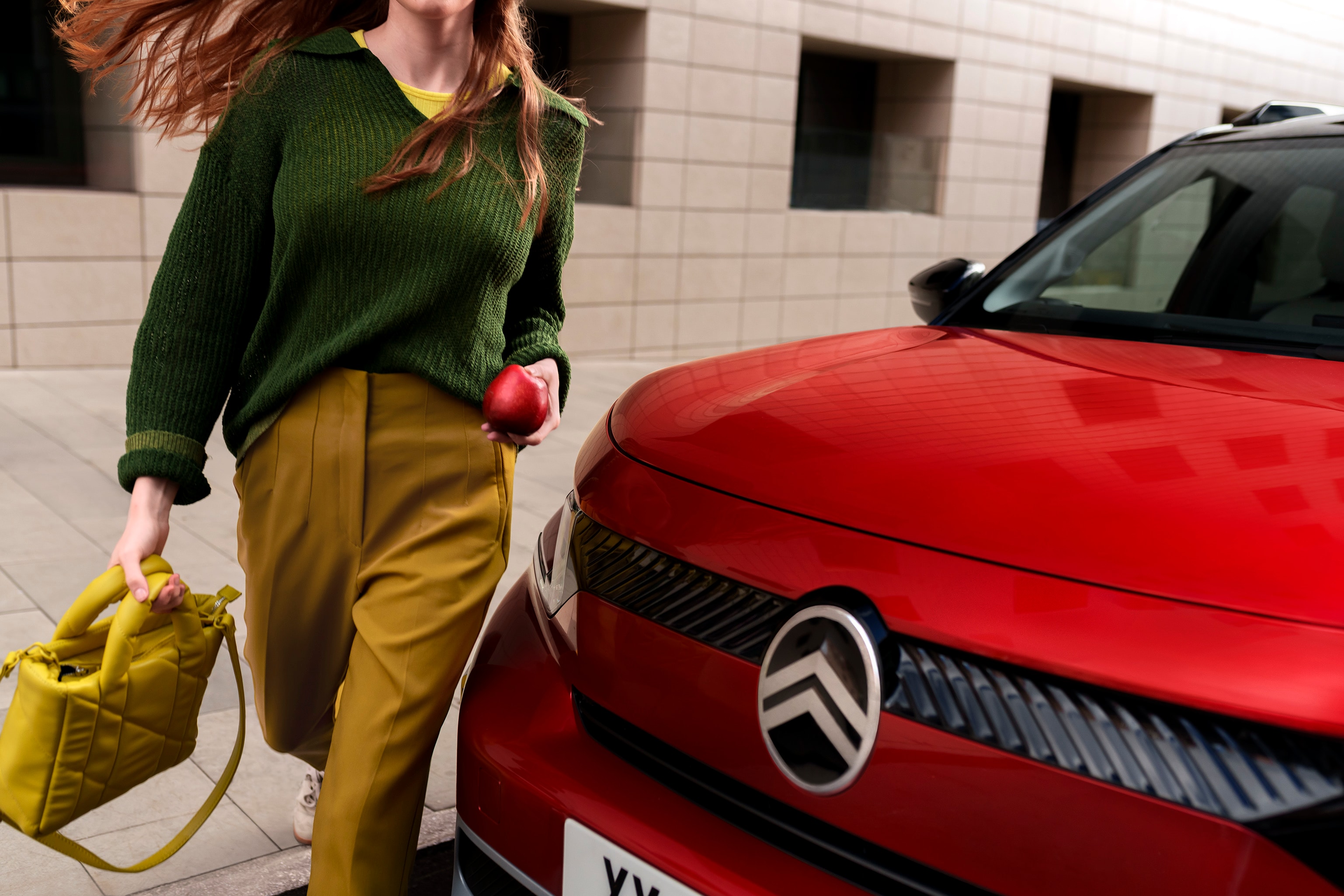 Nahaufnahme der Frontansicht des Citroën C3 Aircross SUV zeigt markantes Kühlergrilldesign für stilvolle, confident and erschwingliche Stadtmobilität.