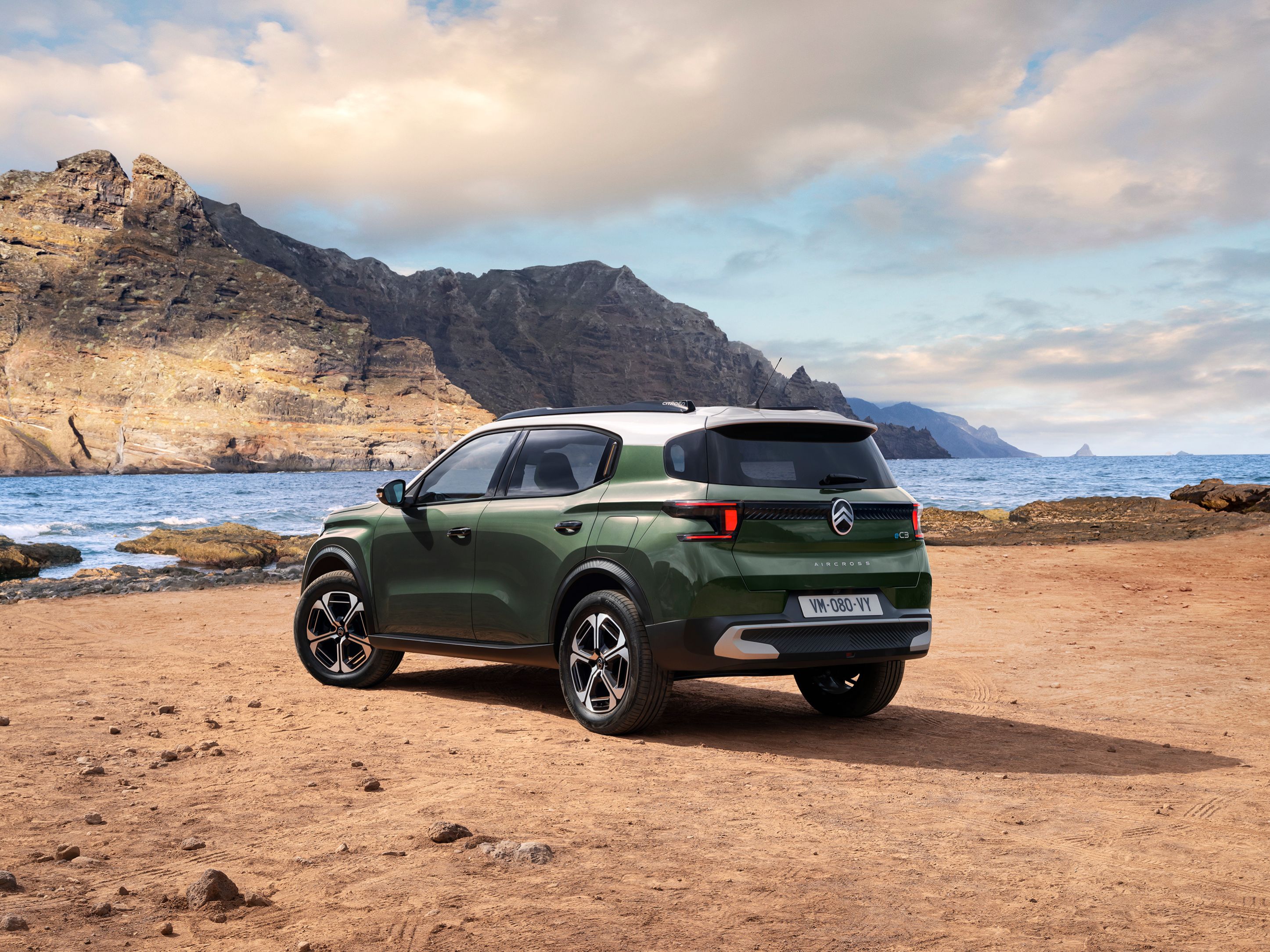 Dreiviertel-Heckansicht am Meer des Citroën C3 Aircross SUV präsentiert modernes SUV-Design für vielseitige and erschwingliche Mobilität.