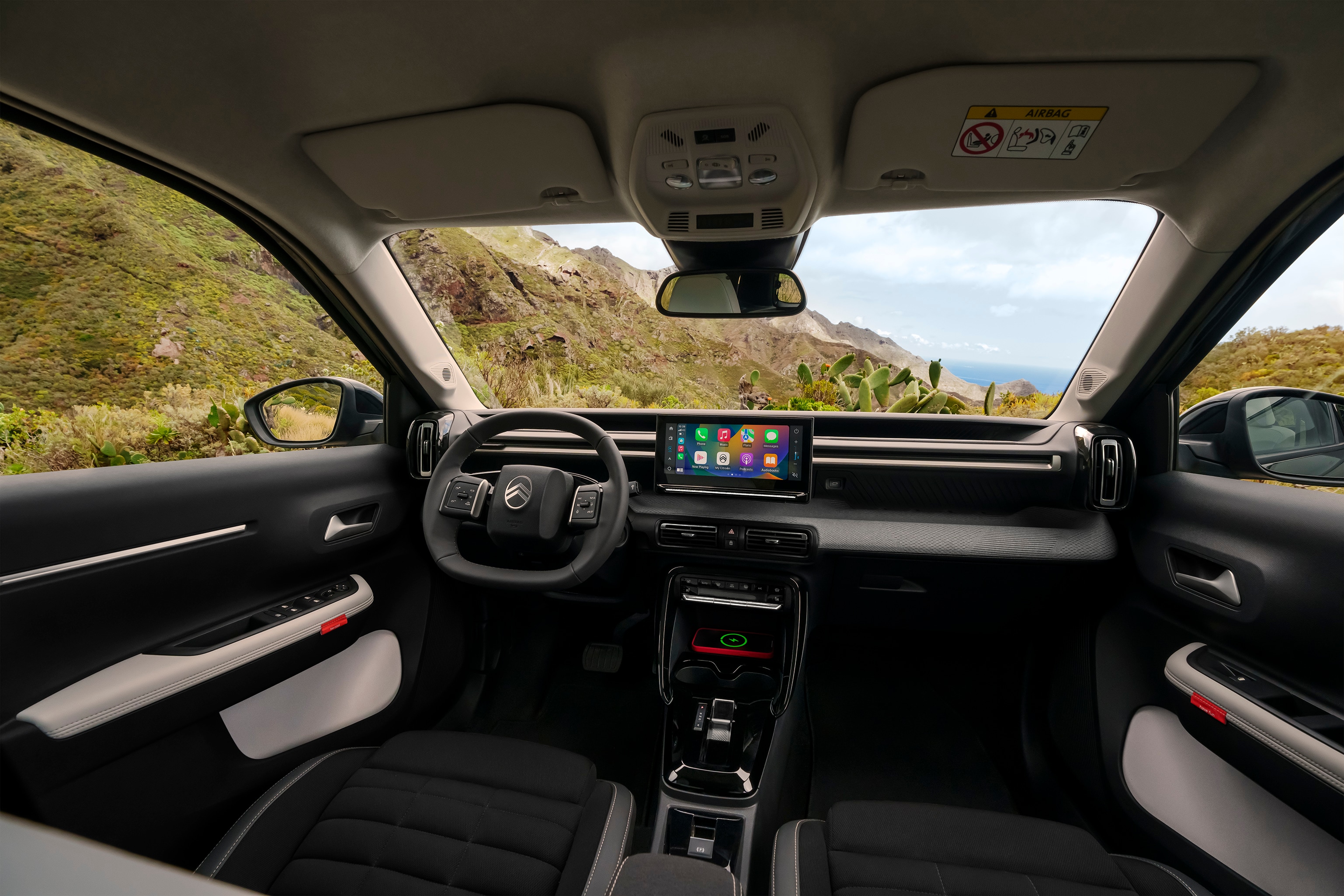 Innenraum-Frontansicht des Citroën C3 Aircross SUV präsentiert Panorama-Armaturenbrett und großen Touchscreen für intuitives, geräumiges und erschwingliches Alltagsfahren.