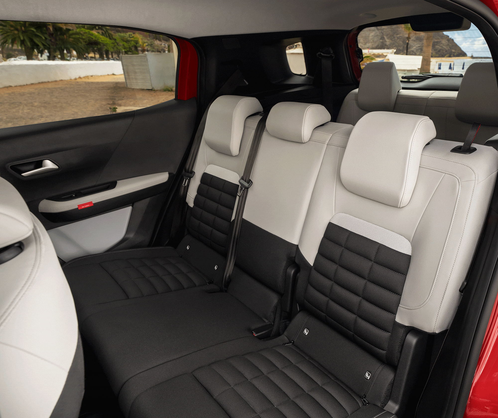 Innenraum-Feature-GIF des Citroën C3 Aircross SUV präsentiert praktische modulare Staulösungen für vielseitige, bequeme und erschwingliche Alltagsmobilität.