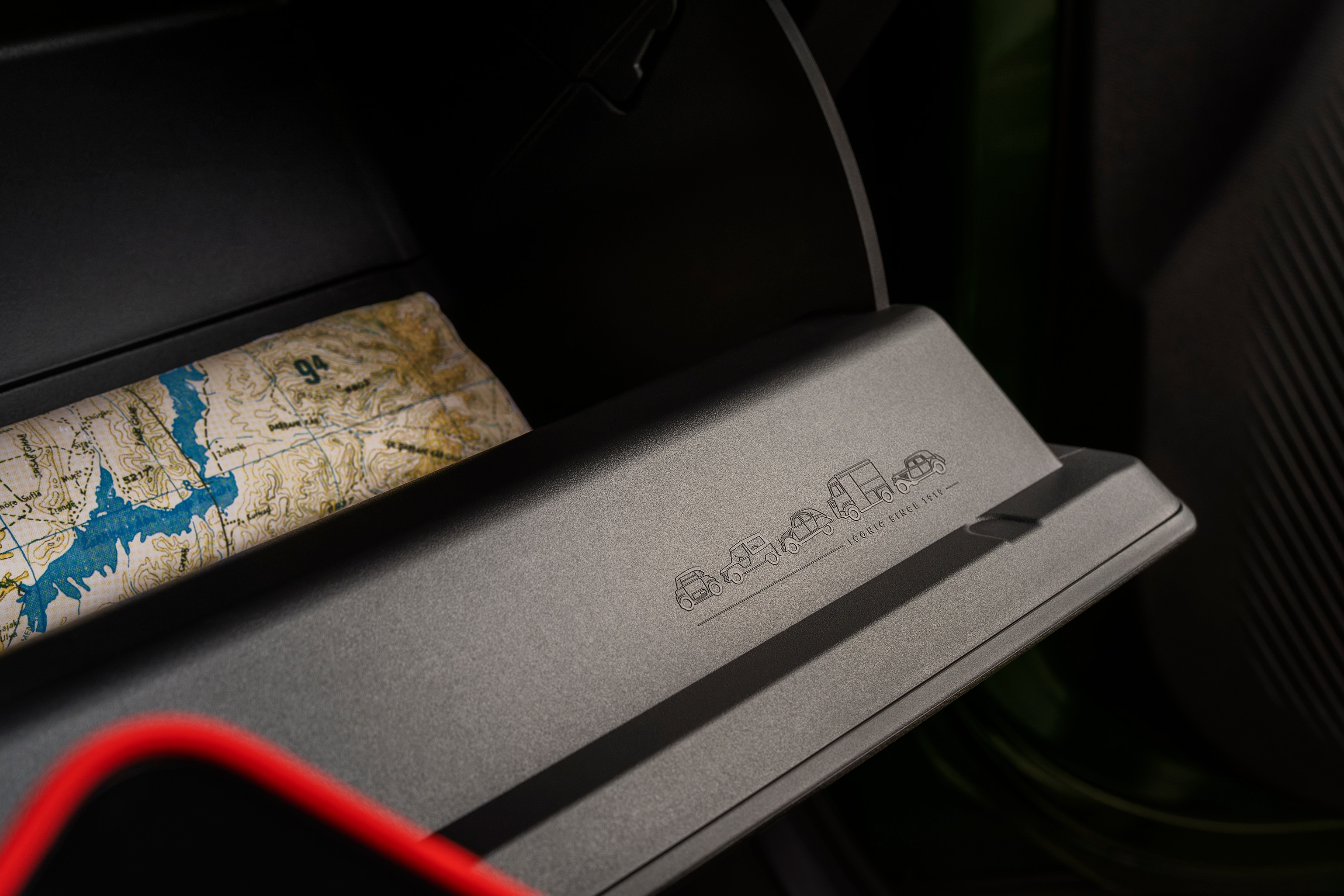 Nahaufnahme des Innenraums des Citroën C3 Aircross SUV zeigt praktischen Armaturenbrett-Stauraum für vielseitige, bequeme und erschwingliche Mobilität.