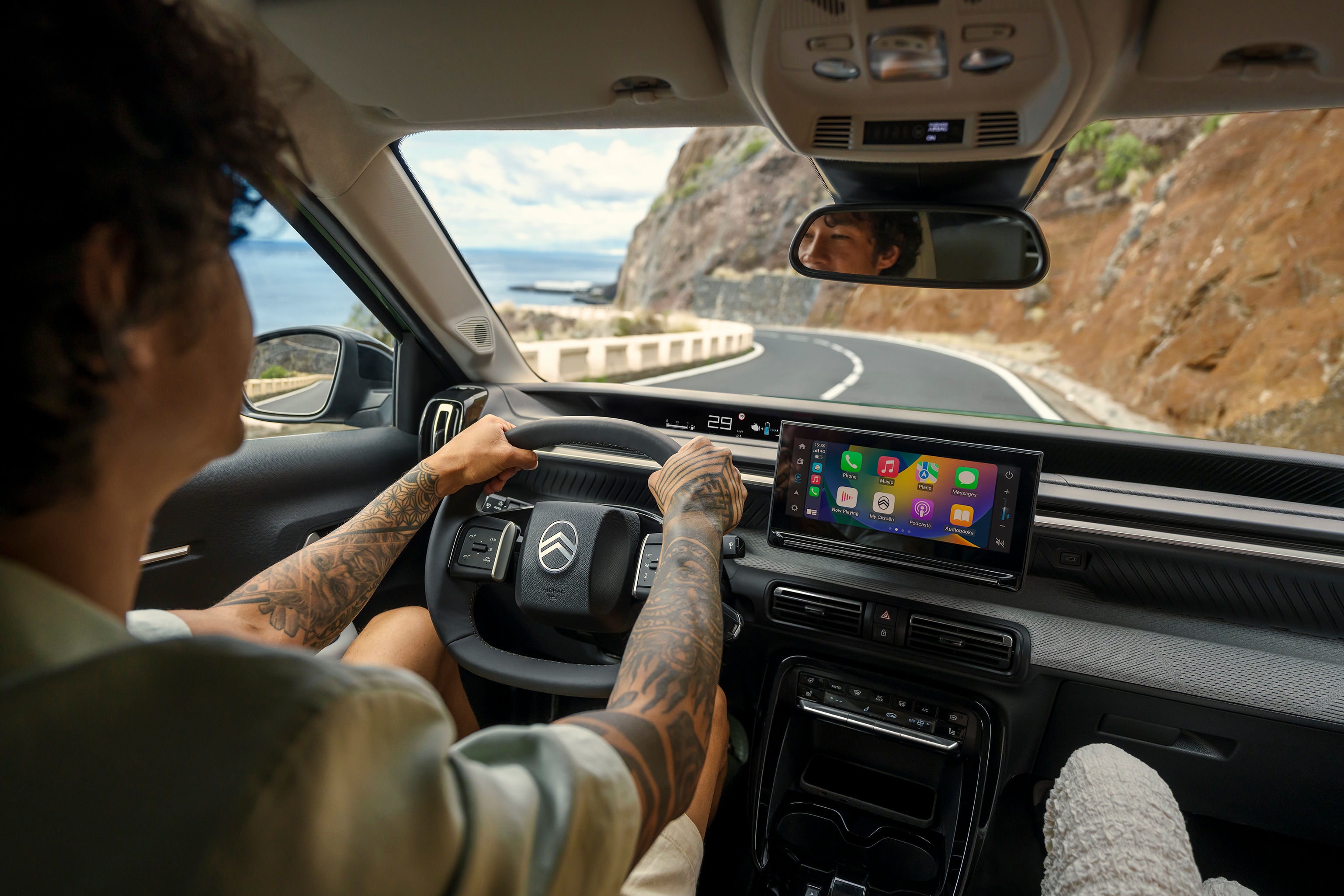 Fahreransicht des Citroën C3 Aircross SUV zeigt großen Touchscreen und modernes Cockpit für intuitives, vernetztes und erschwingliches Alltagsfahren.