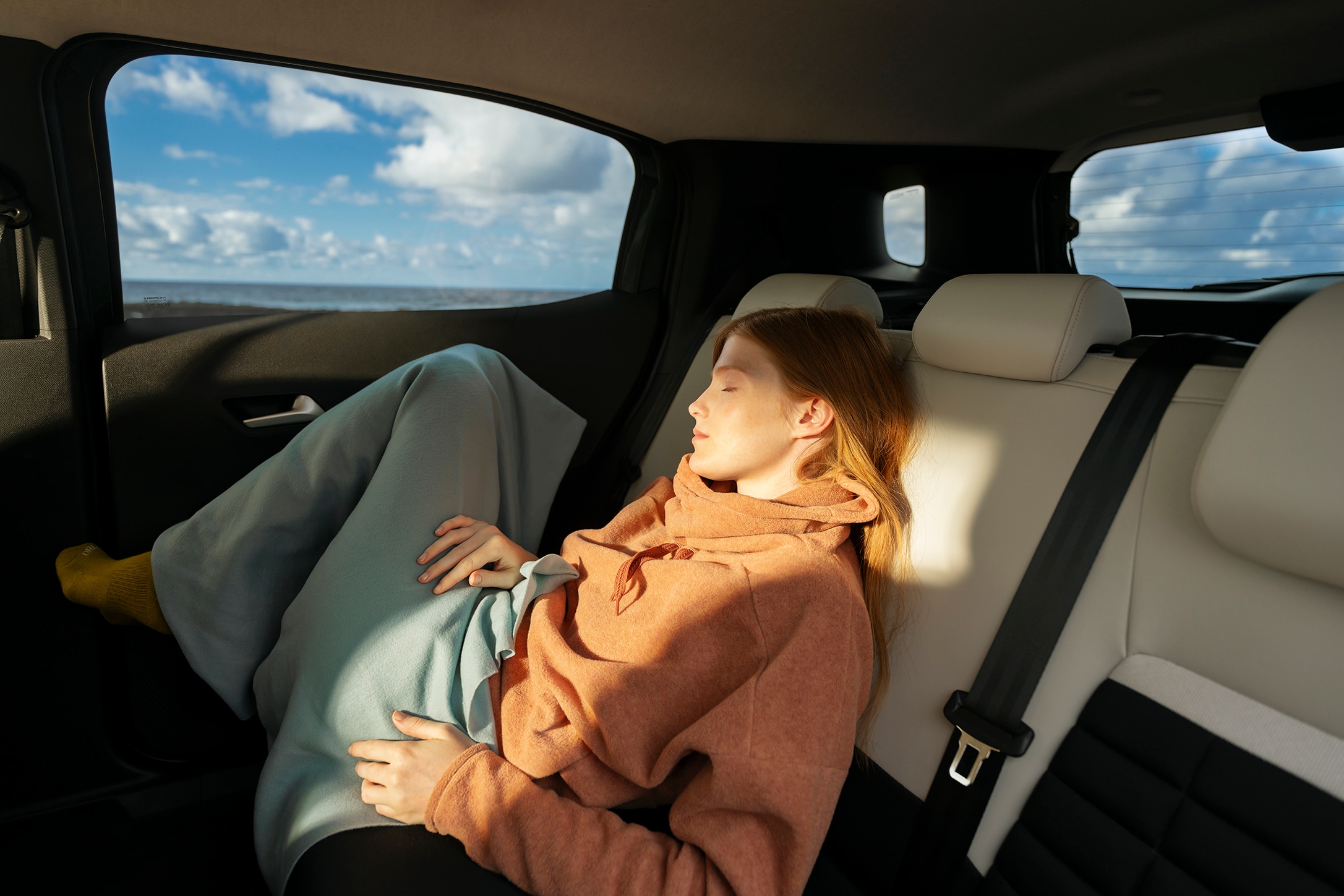 Hintere Innenraumansicht des Citroën C3 Aircross SUV präsentiert geräumige Sitze für entspannten Langstreckenkomfort und erschwingliche Alltagsmobilität.
