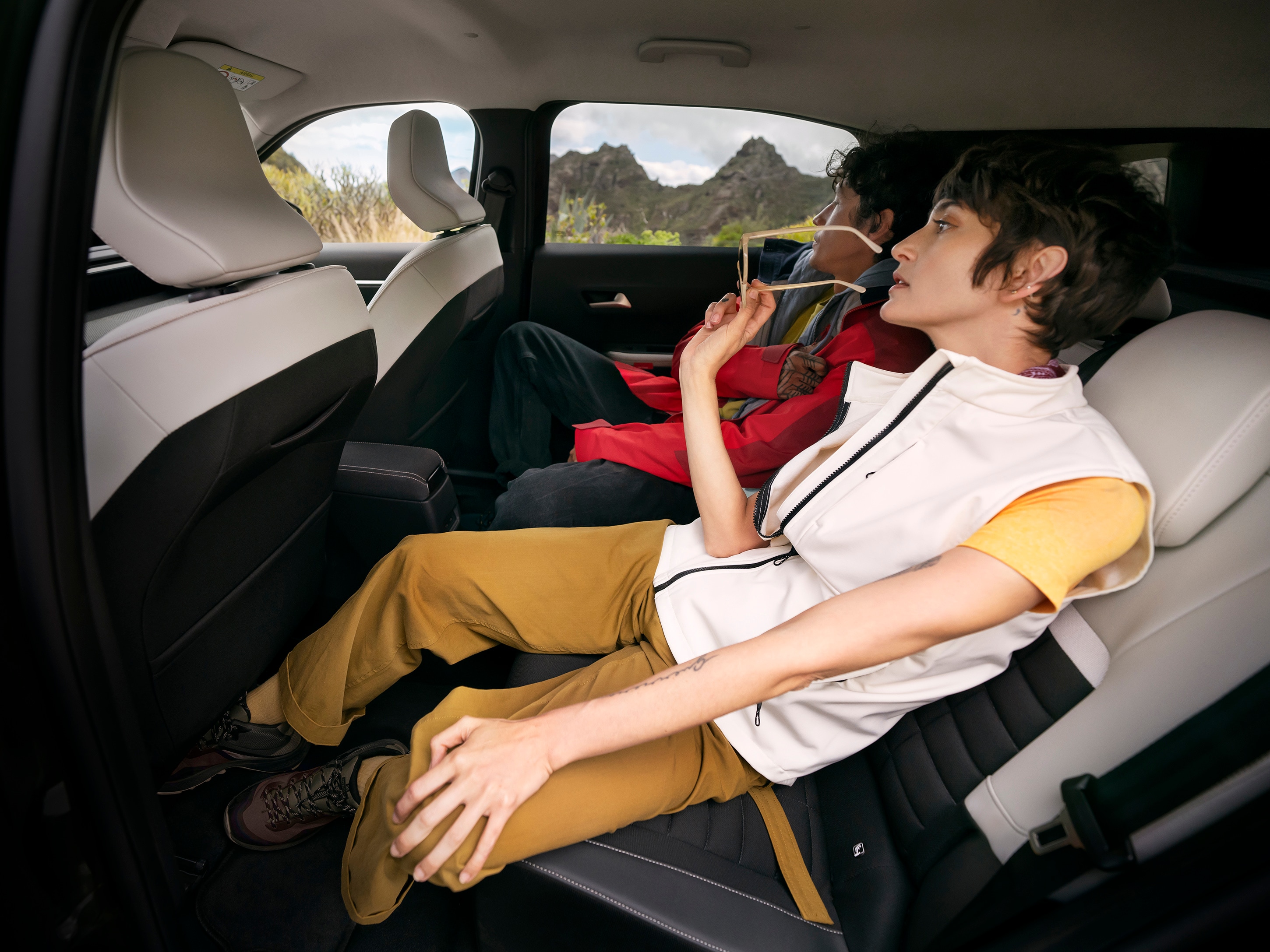 Rücksitzansicht des Citroën C3 Aircross SUV zeigt großzügige Beinfreiheit für komfortable, vielseitige und erschwingliche Passagiermobilität.