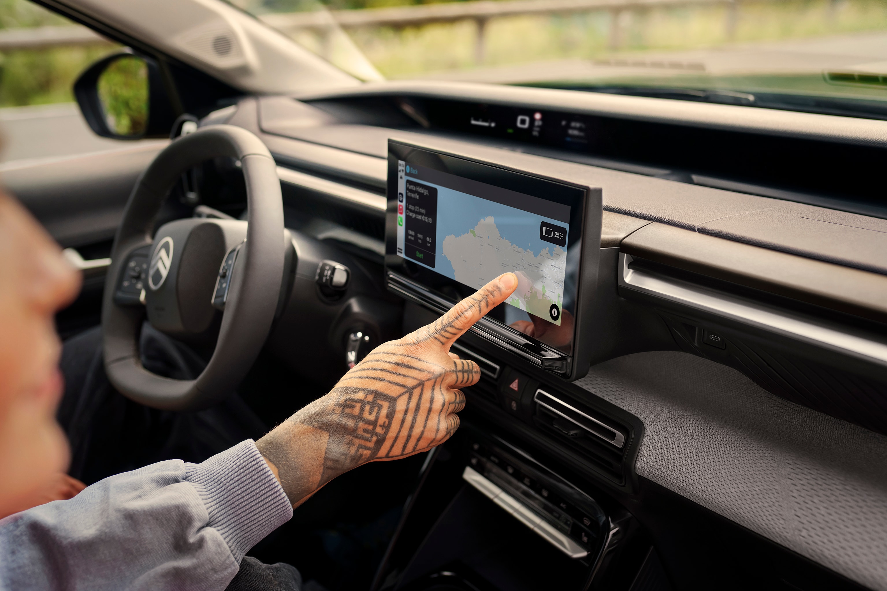 Innenraum-Touchscreen-Ansicht des Citroën C3 Aircross SUV zeigt Navigationssystem für intuitives, vernetztes und erschwingliches Alltagsfahren.