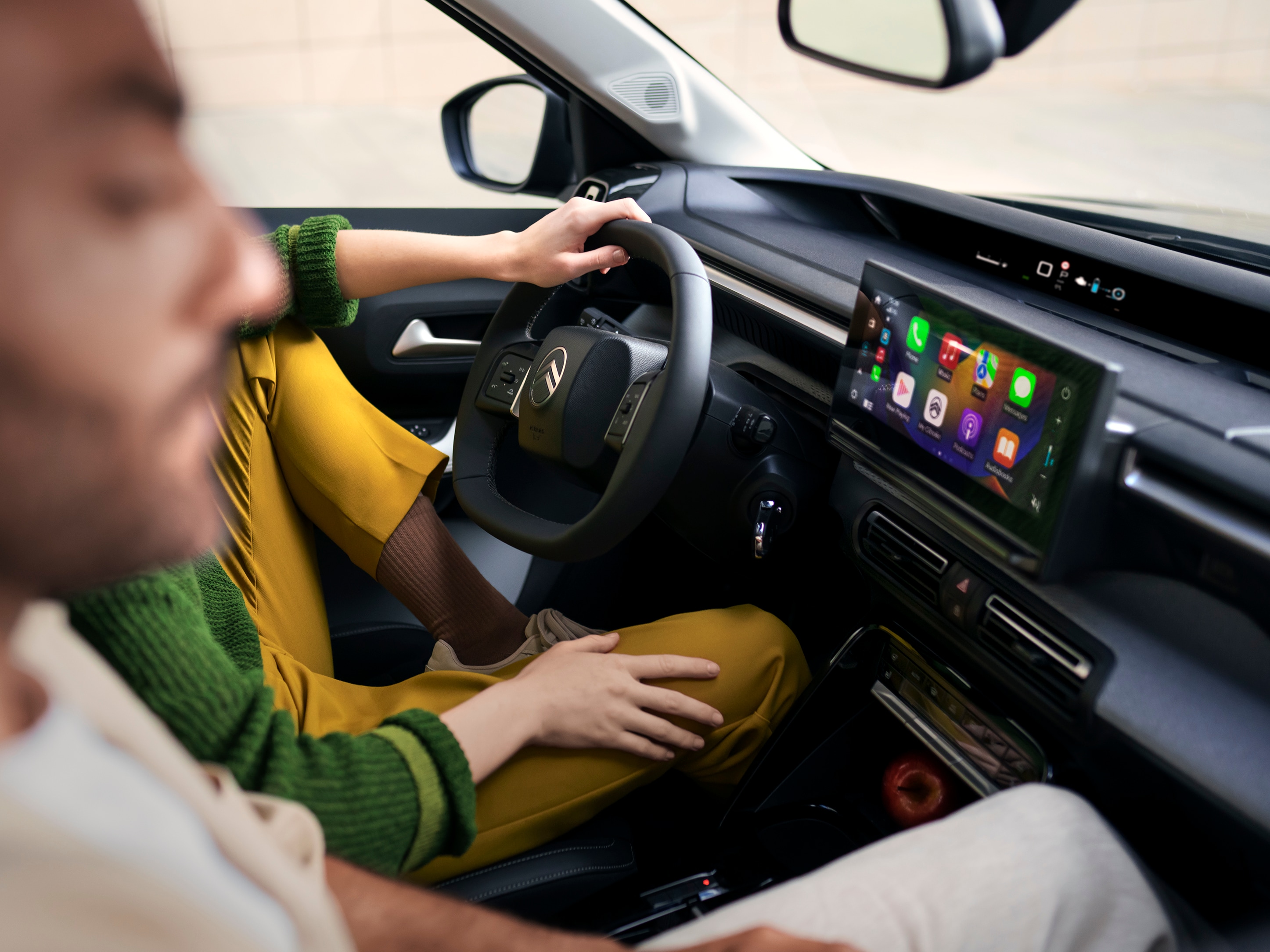 Cockpit-Frontansicht des Citroën C3 Aircross SUV zeigt großen Infotainment-Bildschirm für intuitives, modernes und erschwingliches Alltagsfahren.