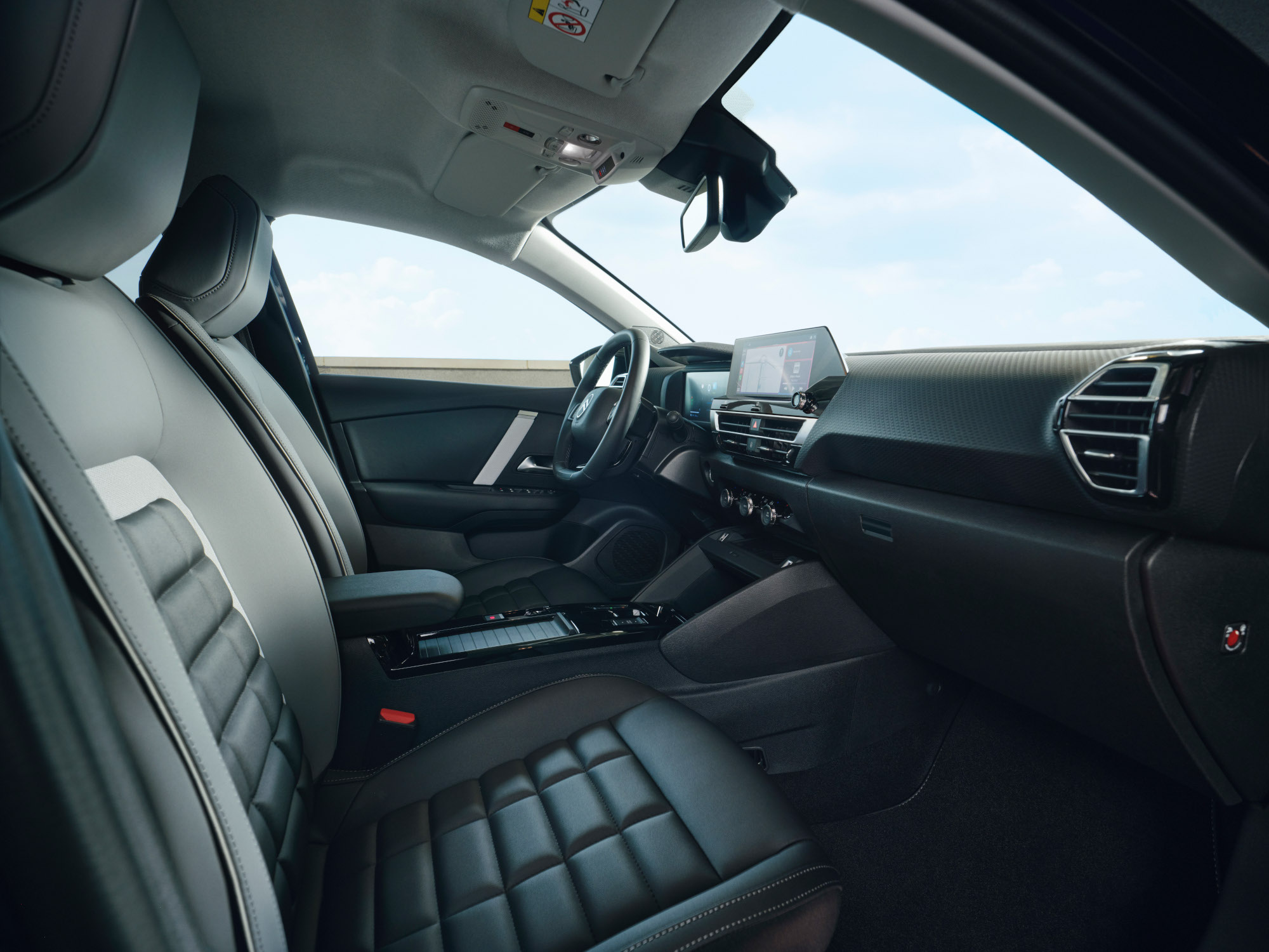 Front-Innenraumansicht des C4 zeigt großzügigen Komfort, Premium-Sitze, Helligkeit und Design für eine gelassene moderne Fahrumgebung.