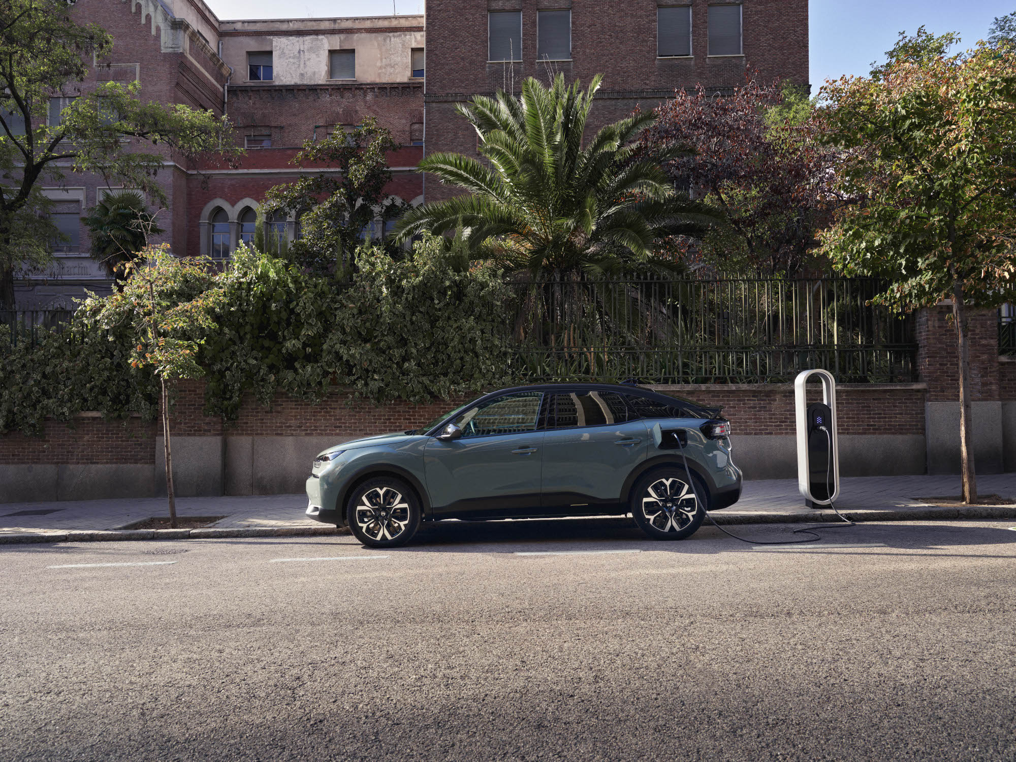 Seitenansicht des C4 Electric zeigt stilvolles Design, Sicherheit, Effizienz und Komfort für ein Premium-urbanes Ladeerlebnis.