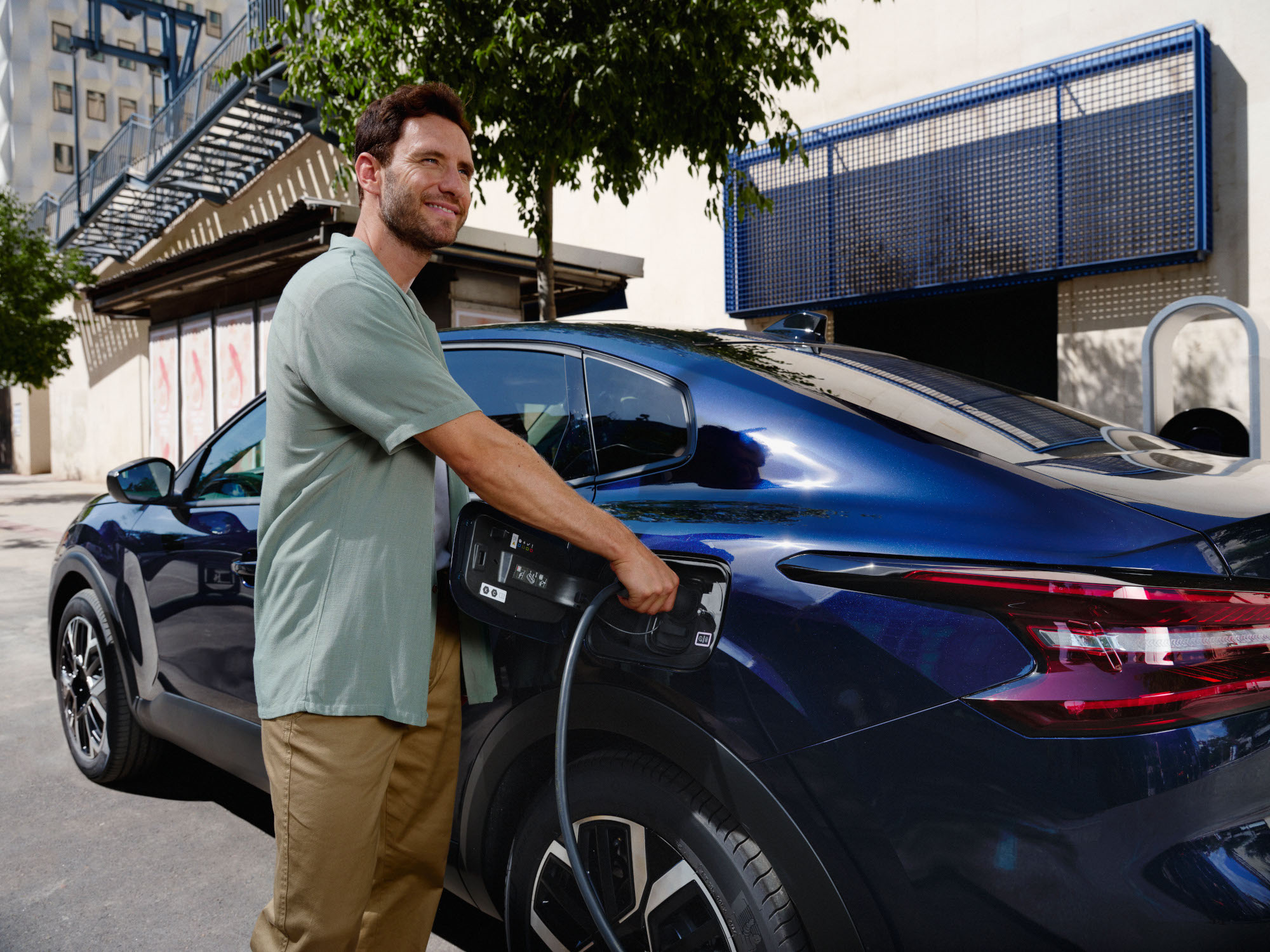 Ladeansicht des Citroën C4 X Fastback zeigt einfachen Plug-in-Zugang für praktische und effiziente Elektromobilität