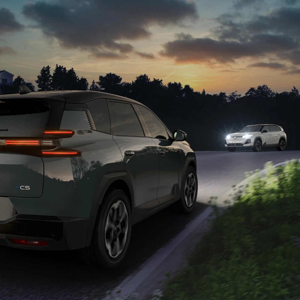 Dreiviertel-Heckansicht ë-C5 Aircross mit Fernlichtassistent unterstützt Nachtsicht, Sicherheit, Technologie für selbstbewusstes Fahren