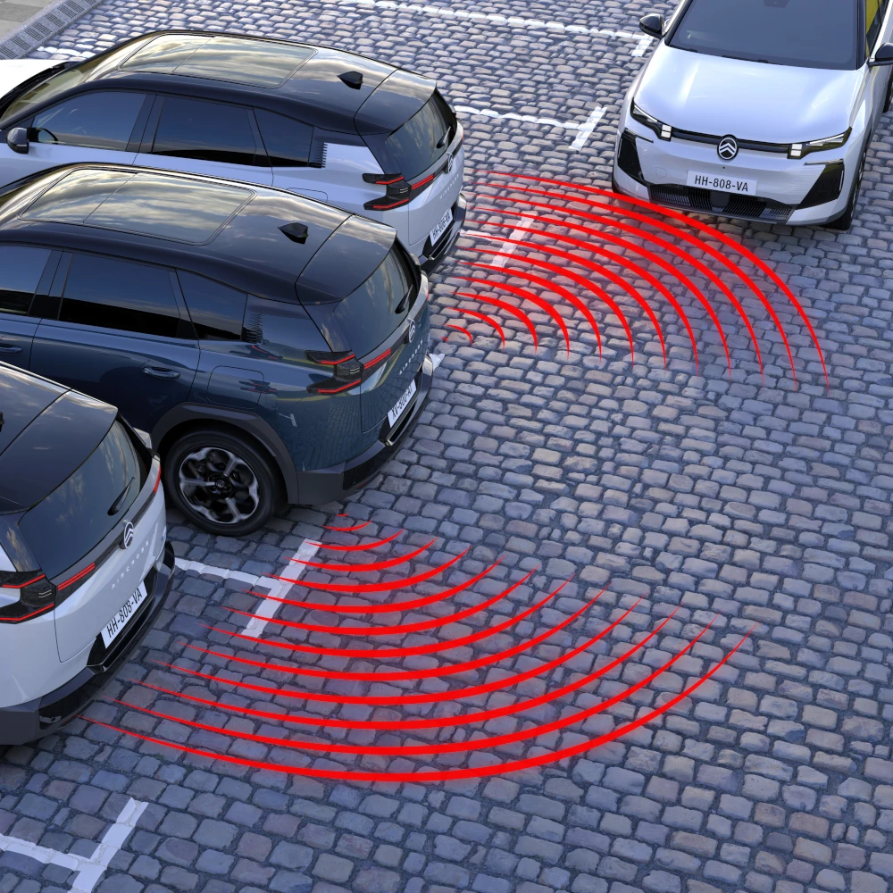 Heckansicht ë-C5 Aircross mit Querverkehrswarnung verbessert Sichtbarkeit, Sicherheit, Technologie und Premium-Rückfahrassistenz
