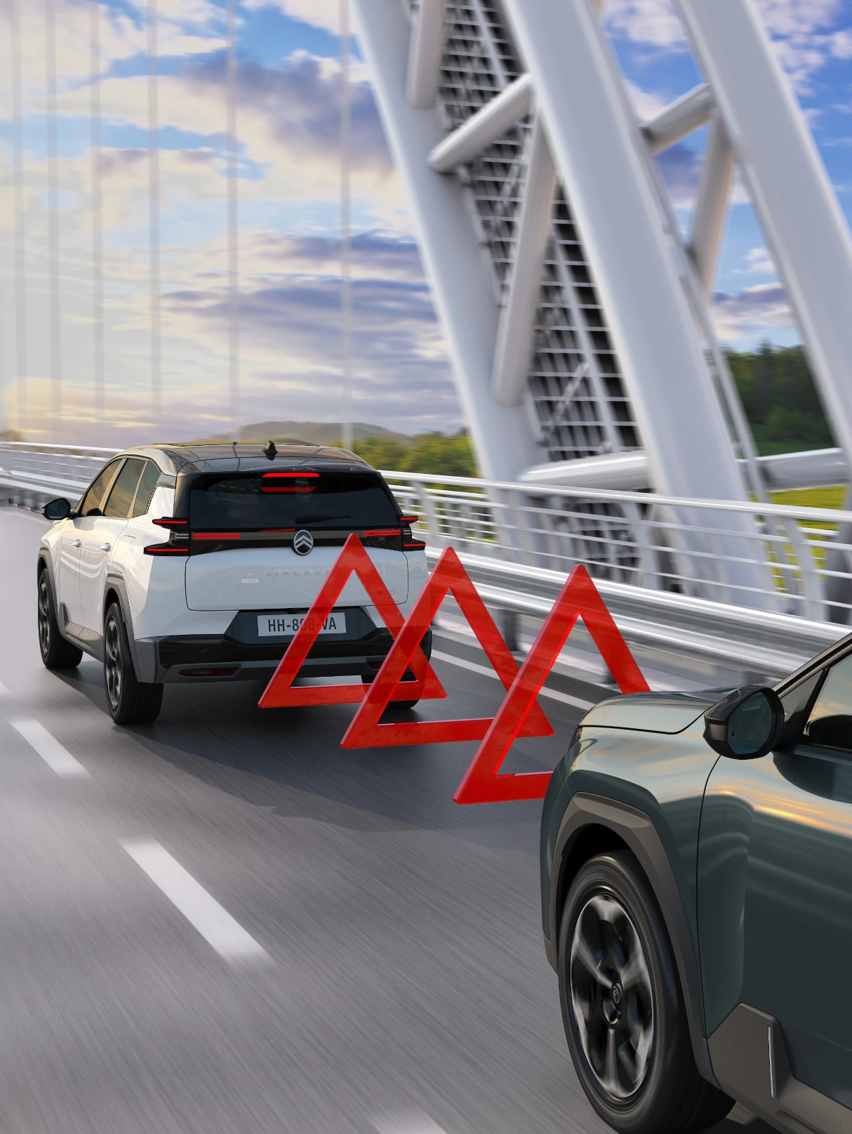 Dreiviertel-Heckansicht ë-C5 Aircross mit aktivem Sicherheitsbremssystem verbessert Sicherheit, Sichtbarkeit, Technologie und selbstbewusste Kollisionsvermeidung
