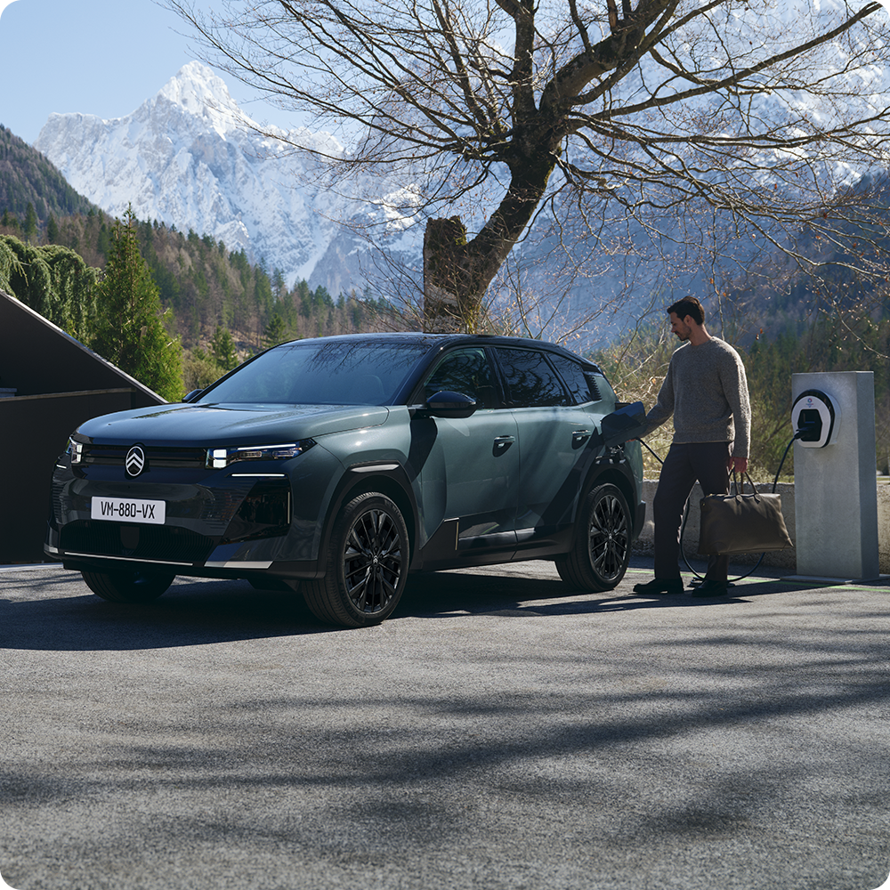 Frontansicht ë-C5 Aircross beim Laden zu Hause zeigt Sicherheit, Effizienz, Technologie und bequeme Alltagsnutzung