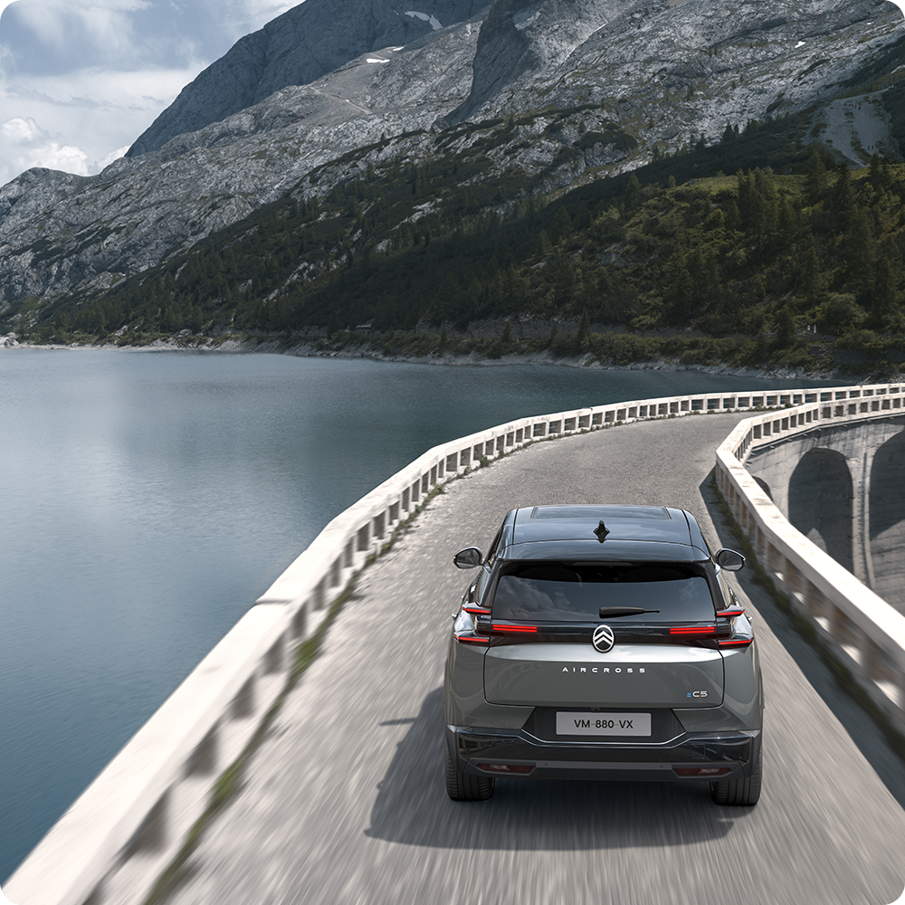 Heckansicht C5 Aircross zeigt elektrische Reichweite, Effizienz, Technologie und selbstbewusste Langstrecken-Fahrfreiheit