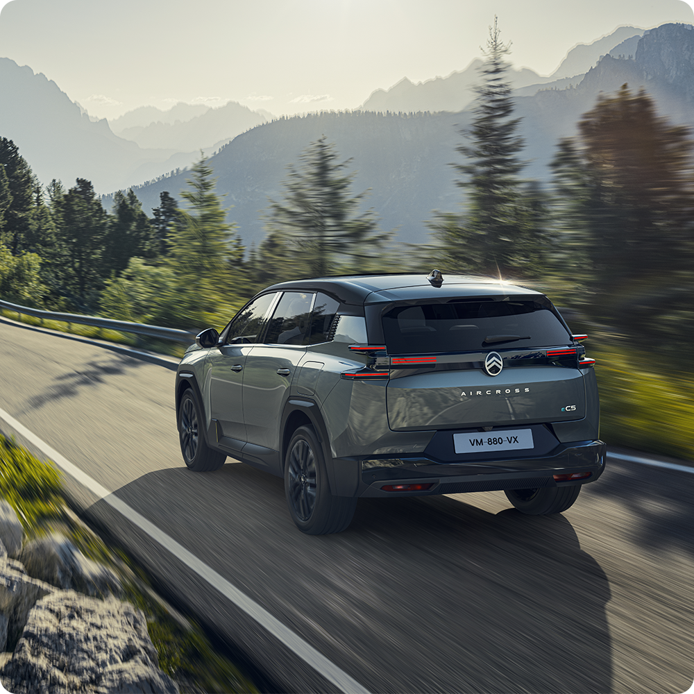 Dreiviertel-Heckansicht ë-C5 Aircross zeigt elektrische Effizienz, Sicherheit, Komfort und selbstbewusstes Langstreckenfahren