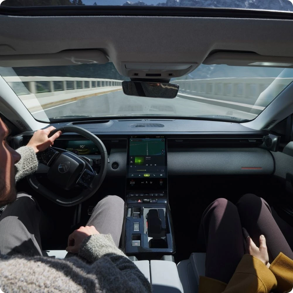 Innenraum-Frontansicht C5 Aircross zeigt ergonomische Technologien, Konnektivität, Sicherheit und verbesserten modernesen Fahrkomfort