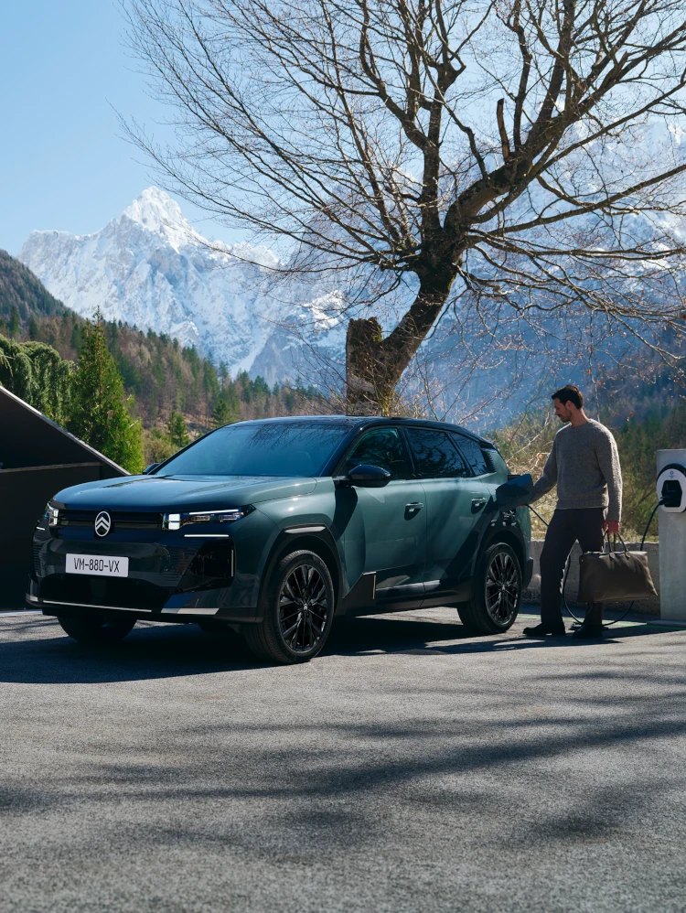 Dreiviertel-Frontansicht Astoria Grün ë-C5 Aircross präsentiert skulpturales SUV-Design, Aerodynamik, Sicherheit und Premium-Präsenz