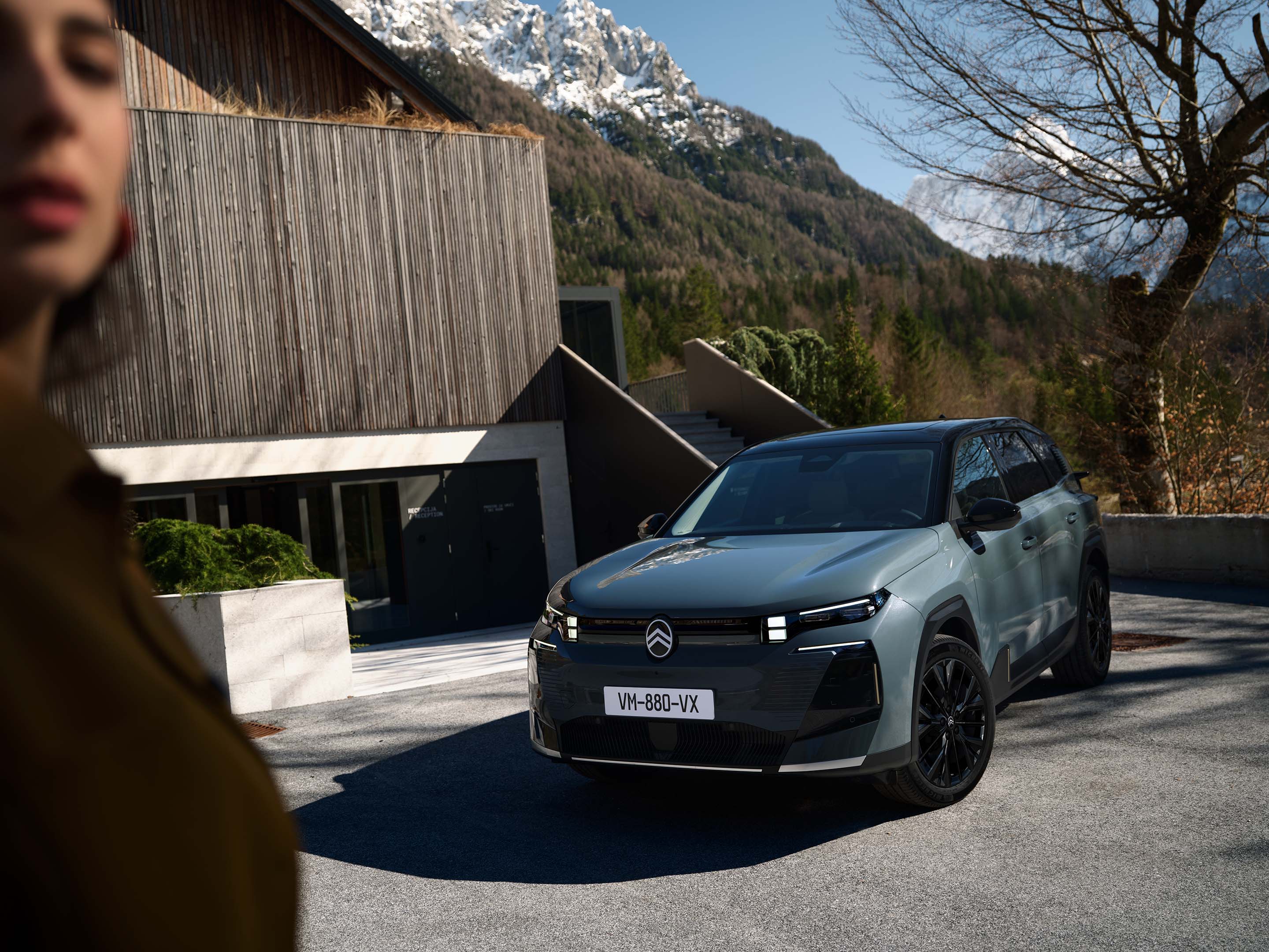 Frontansicht ë-C5 Aircross zeigt Sicherheit, Effizienz, Technologie und Design für Premium-Alltagserlebnis