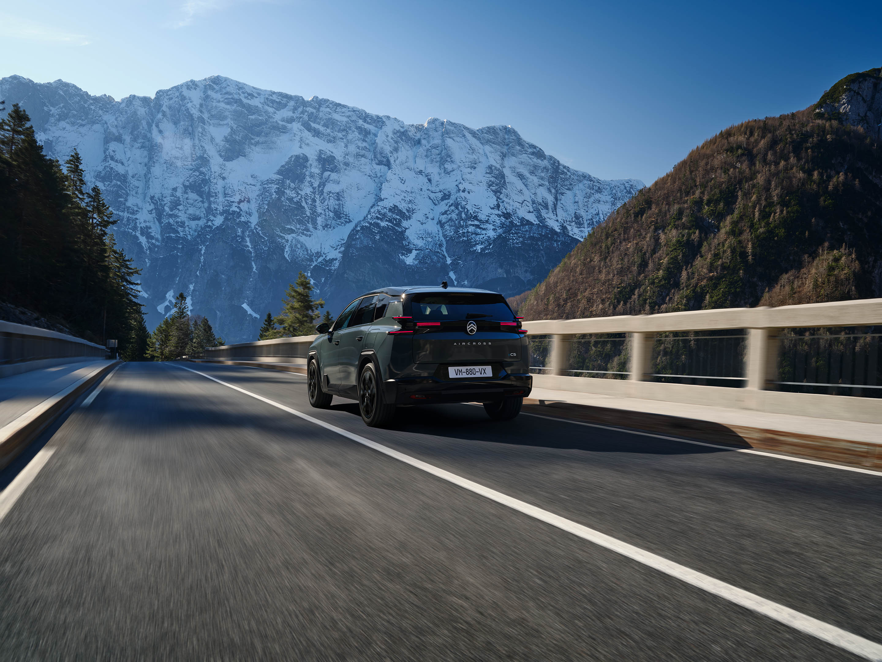 Dreiviertel-Heckansicht ë-C5 Aircross zeigt dynamisches aerodynamisches Design, Sicherheit, Effizienz und Premium-Straßenpräsenz