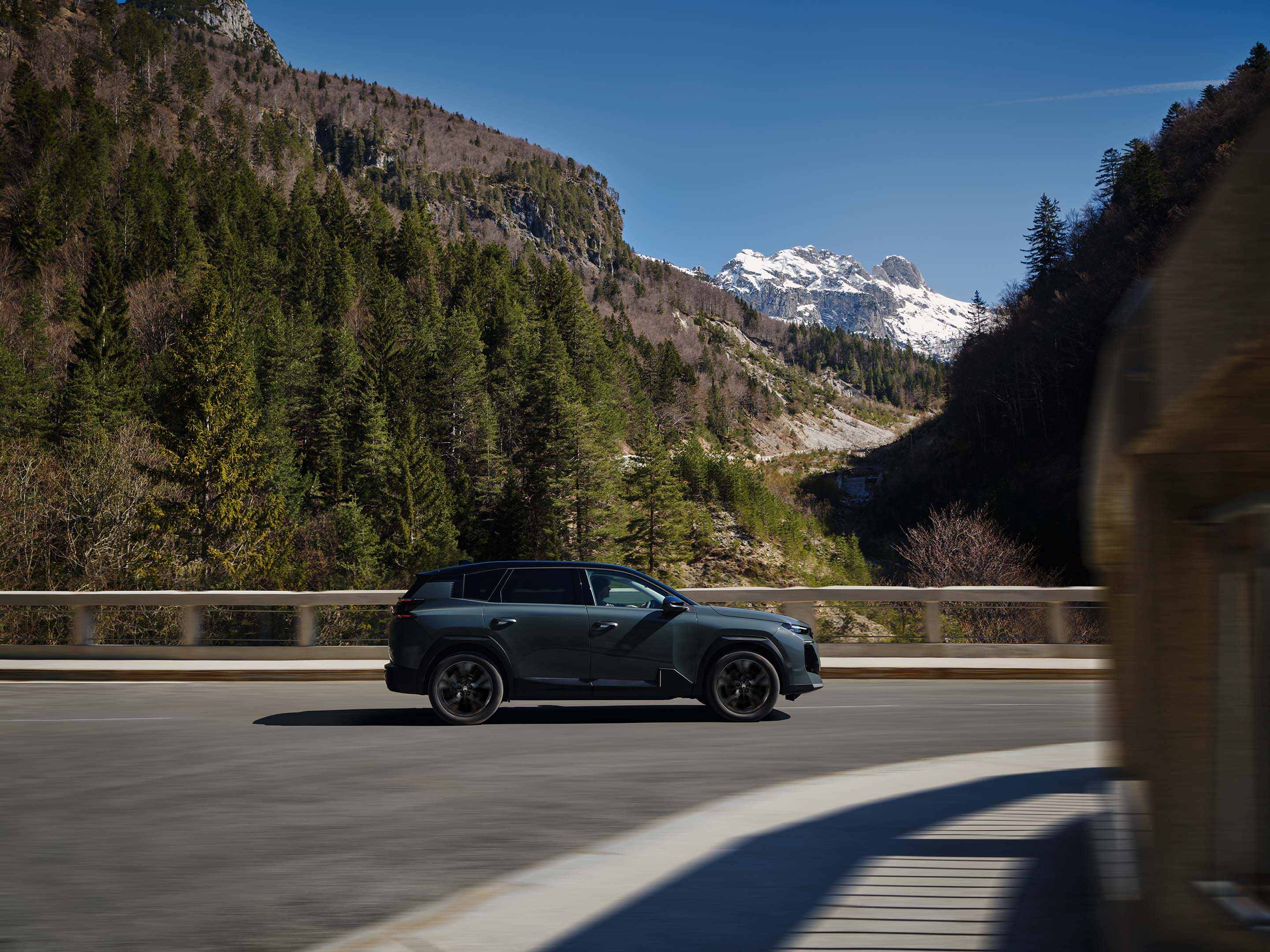 Seitenansicht ë-C5 Aircross zeigt aerodynamisches SUV-Design, Effizienz, Komfort und Sicherheit für Premium-Präsenz