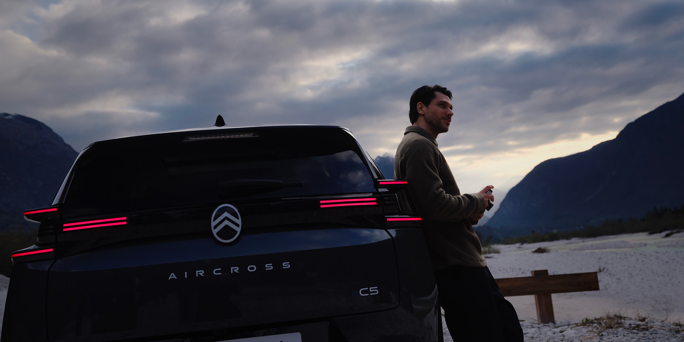 Heck-Detailansicht ë-C5 Aircross zeigt LED-Signatur, Technologie, Sicherheit und Effizienz für Premium-vernetztes Erlebnis