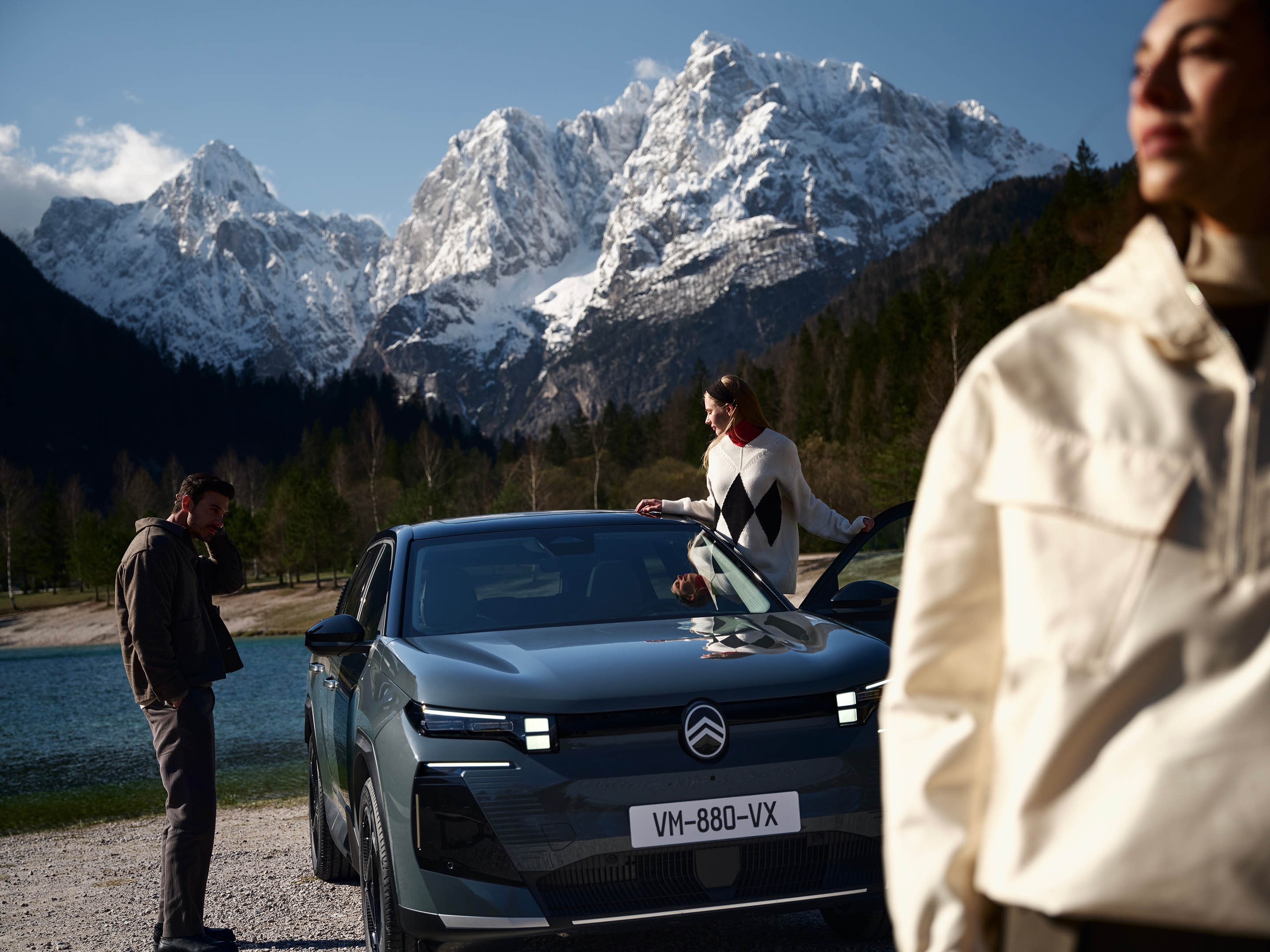 Frontansicht ë-C5 Aircross präsentiert ausdrucksstarkes SUV-Design, LED-Signatur, Effizienz, Sicherheit und Premium-Identität