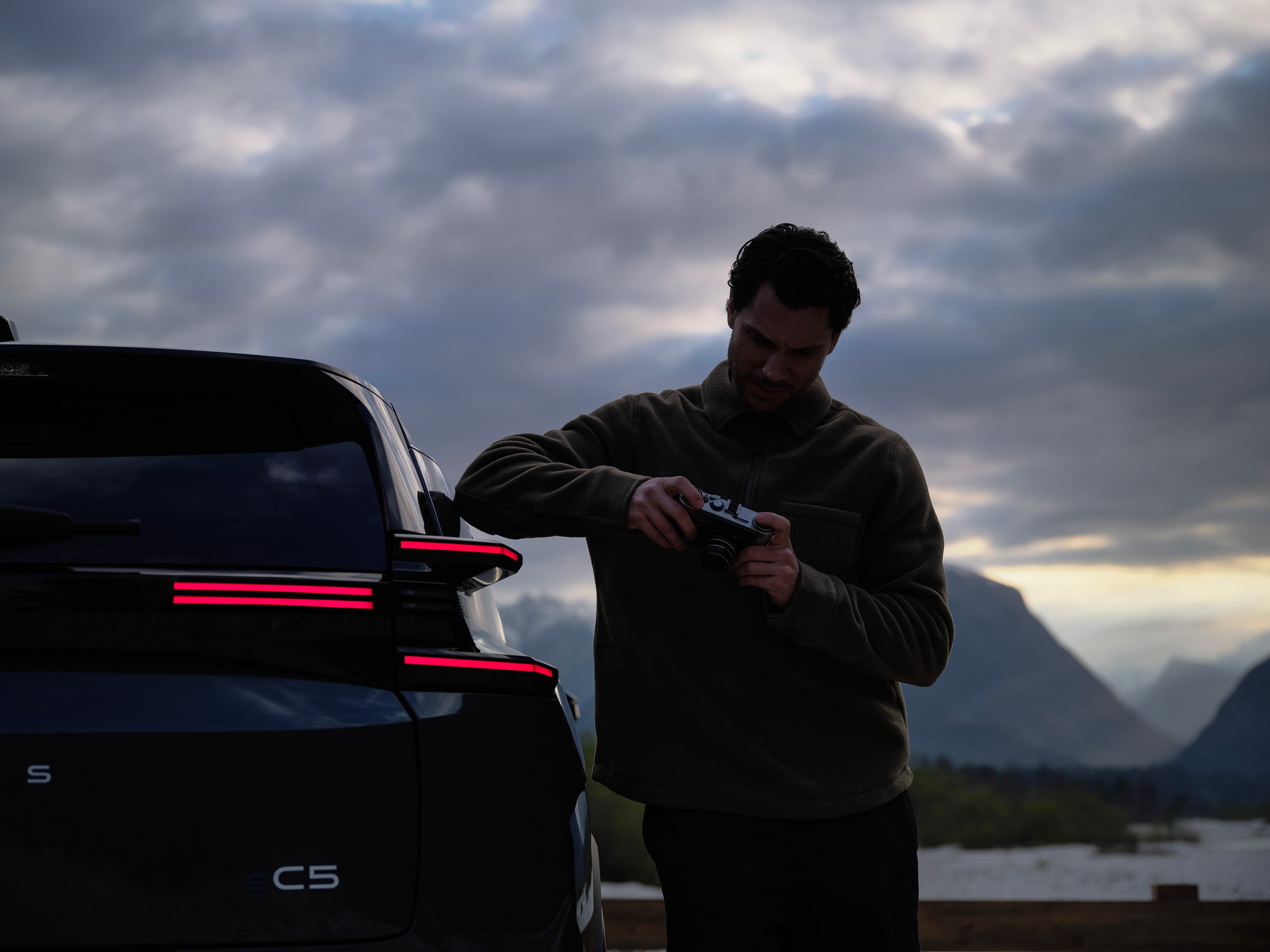 Heck-Detailansicht ë-C5 Aircross zeigt LED-Signatur, skulpturale Oberflächen, Sicherheit, Effizienz und Premium-Identität