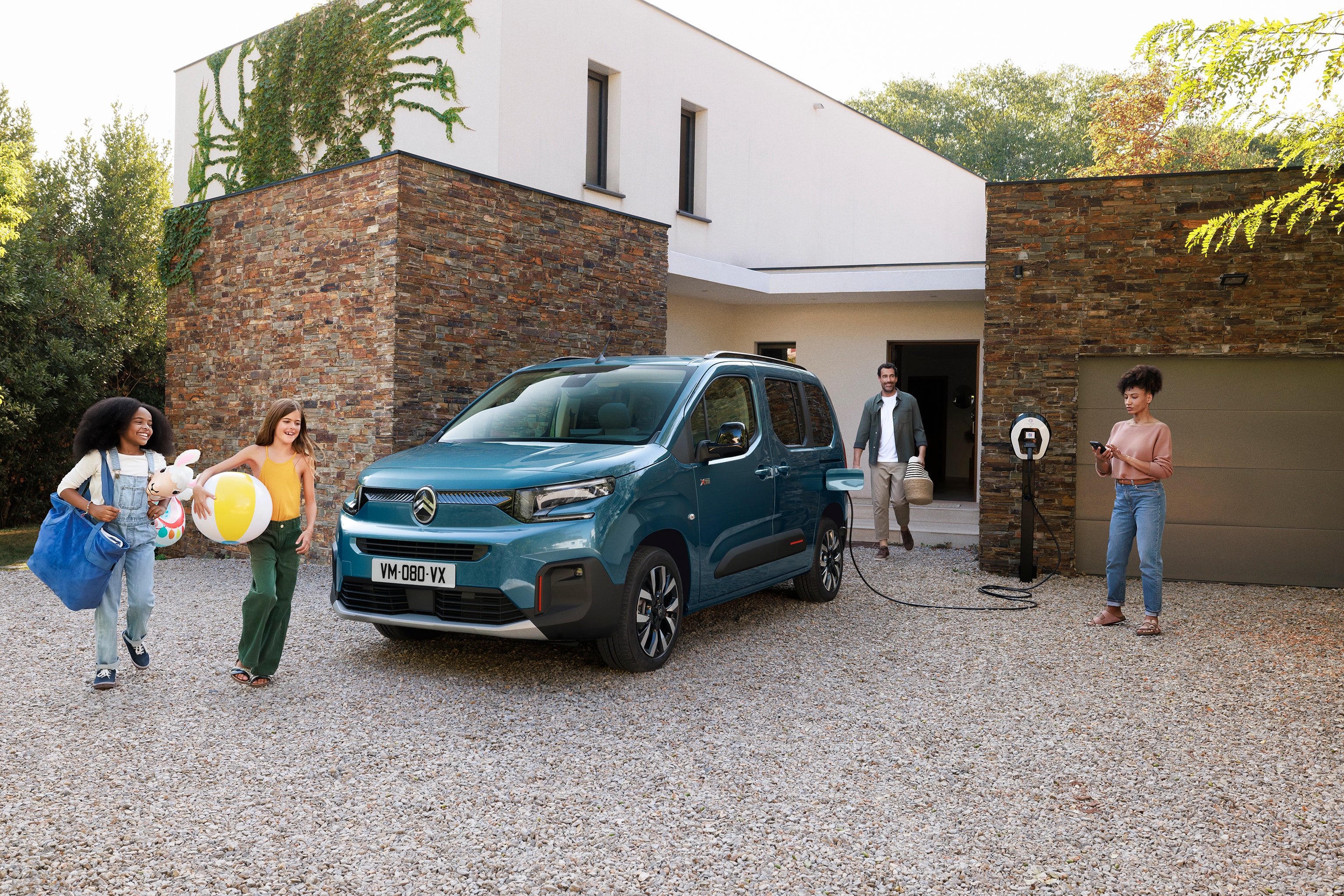 Dreiviertel-Frontansicht Berlingo zeigt elektrisches Laden, Komfort und Sicherheit für eine selbstbewusste familienfreundliche Nutzung