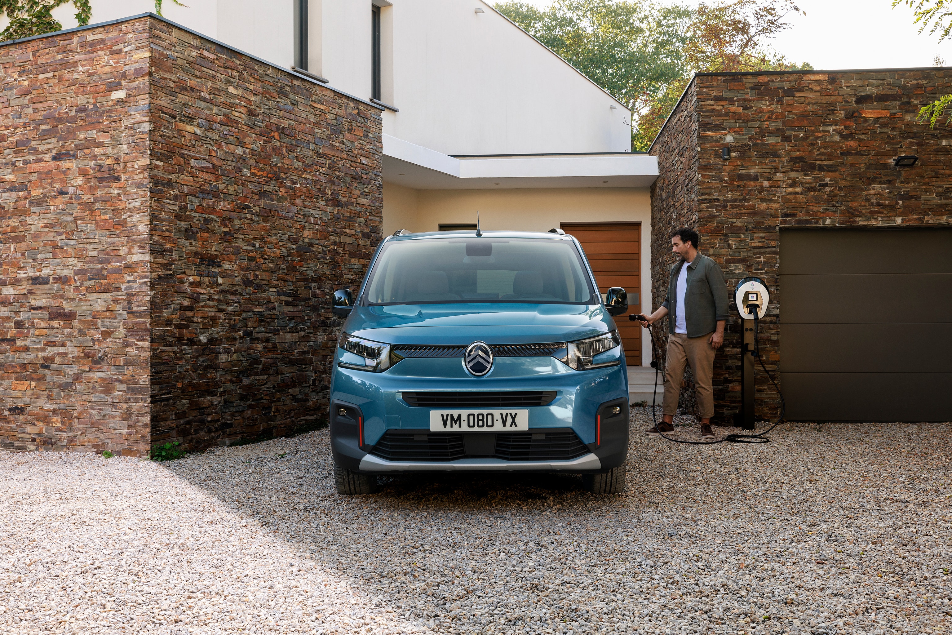 Frontansicht Kiama Blau Berlingo zeigt elektrisches Laden zu Hause, Sicherheit, Effizienz und Technologie für einfache alltägliche Familiennutzung