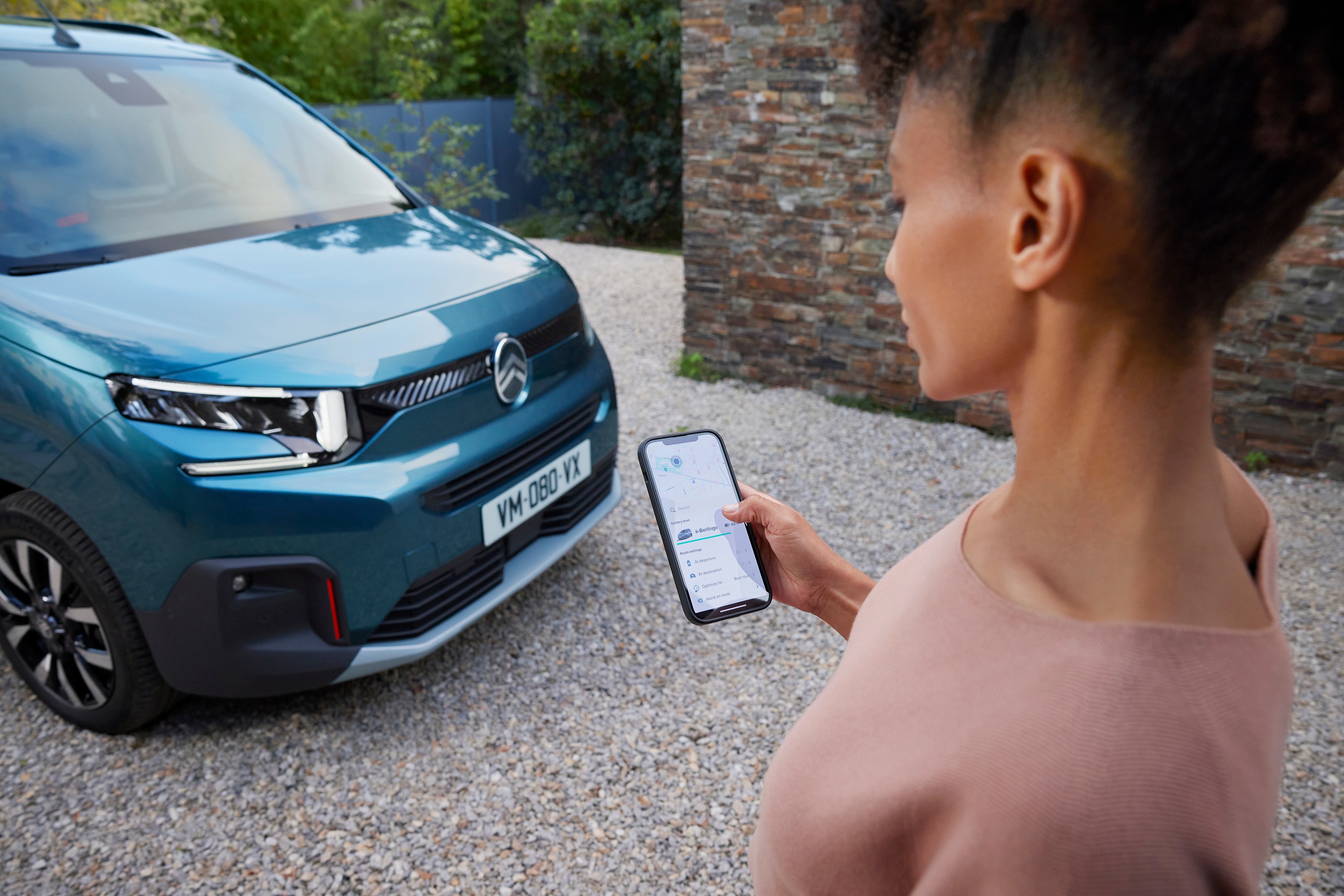 Detailansicht Berlingo zeigt vernetzte Ladesteuerung, Technologie, Sicherheit und Effizienz für bequeme elektrische Nutzung