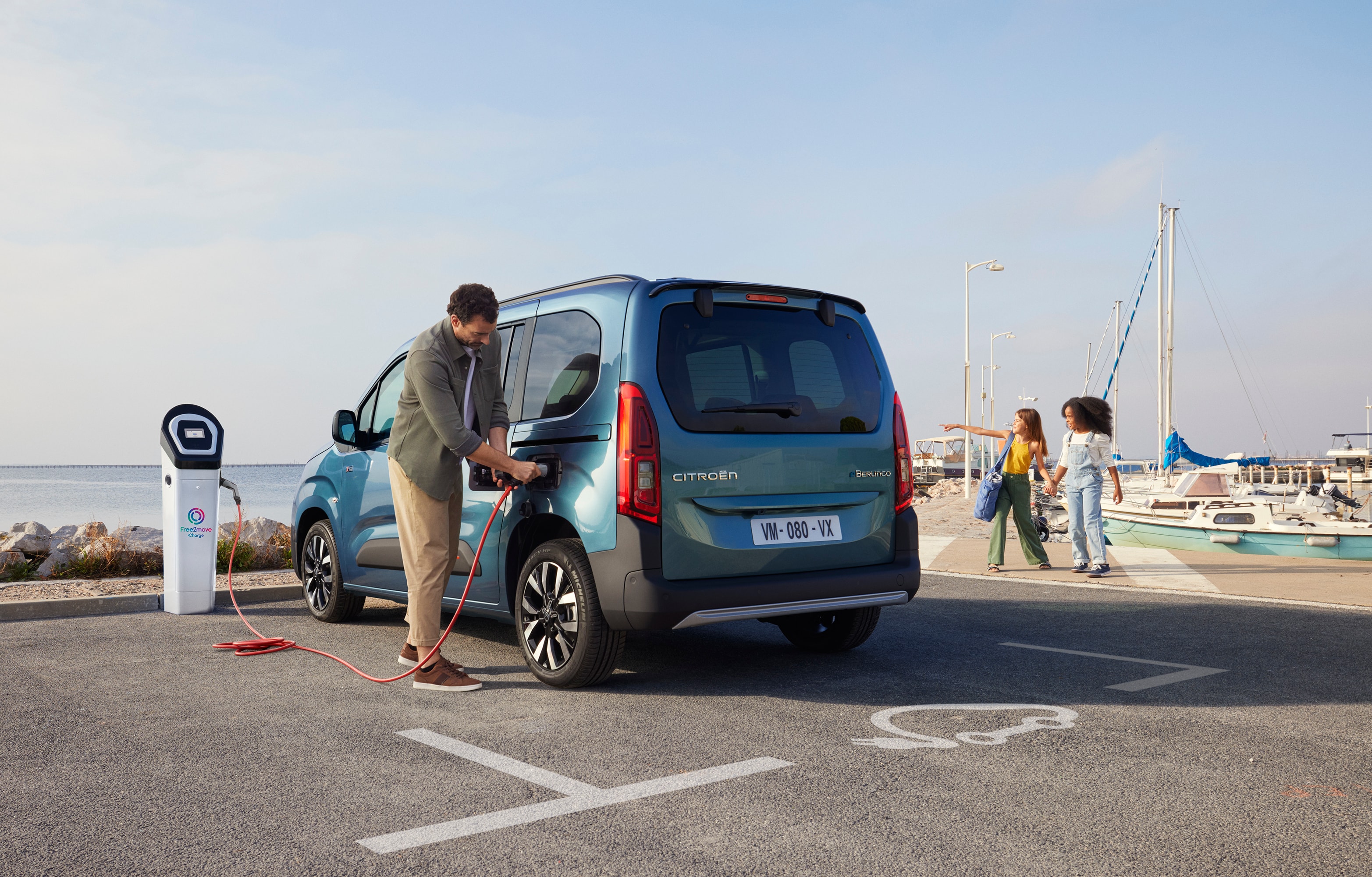 Dreiviertel-Heckansicht Berlingo beim Laden an einer Free2move-Station zeigt Sicherheit, Effizienz, Technologie und selbstbewusste Nutzung