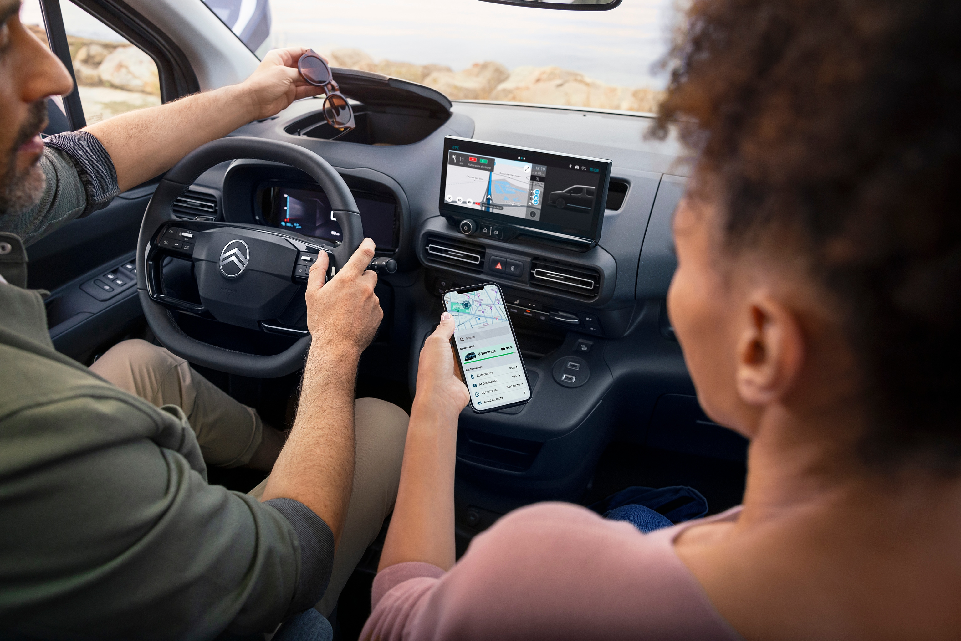 Innenraum-Frontansicht Berlingo zeigt vernetzte Dienste, Smartphone-Integration, Technologie für eine reibungslose elektrische Fahrt