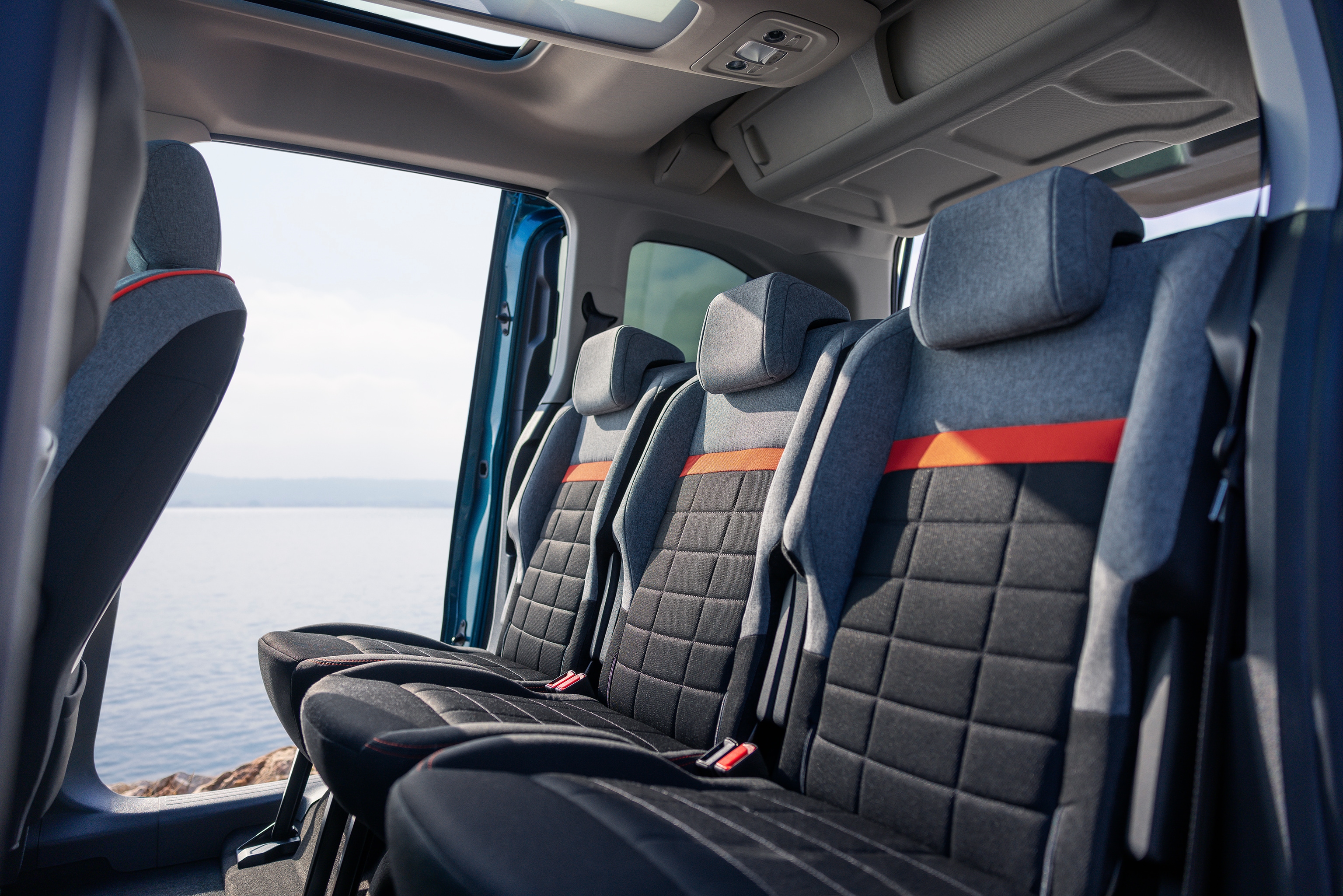 Hintere Innenraumansicht Berlingo zeigt Advanced Comfort Sitze, Raum, Unterstützung und verbessertes Familien-Wohlbefinden