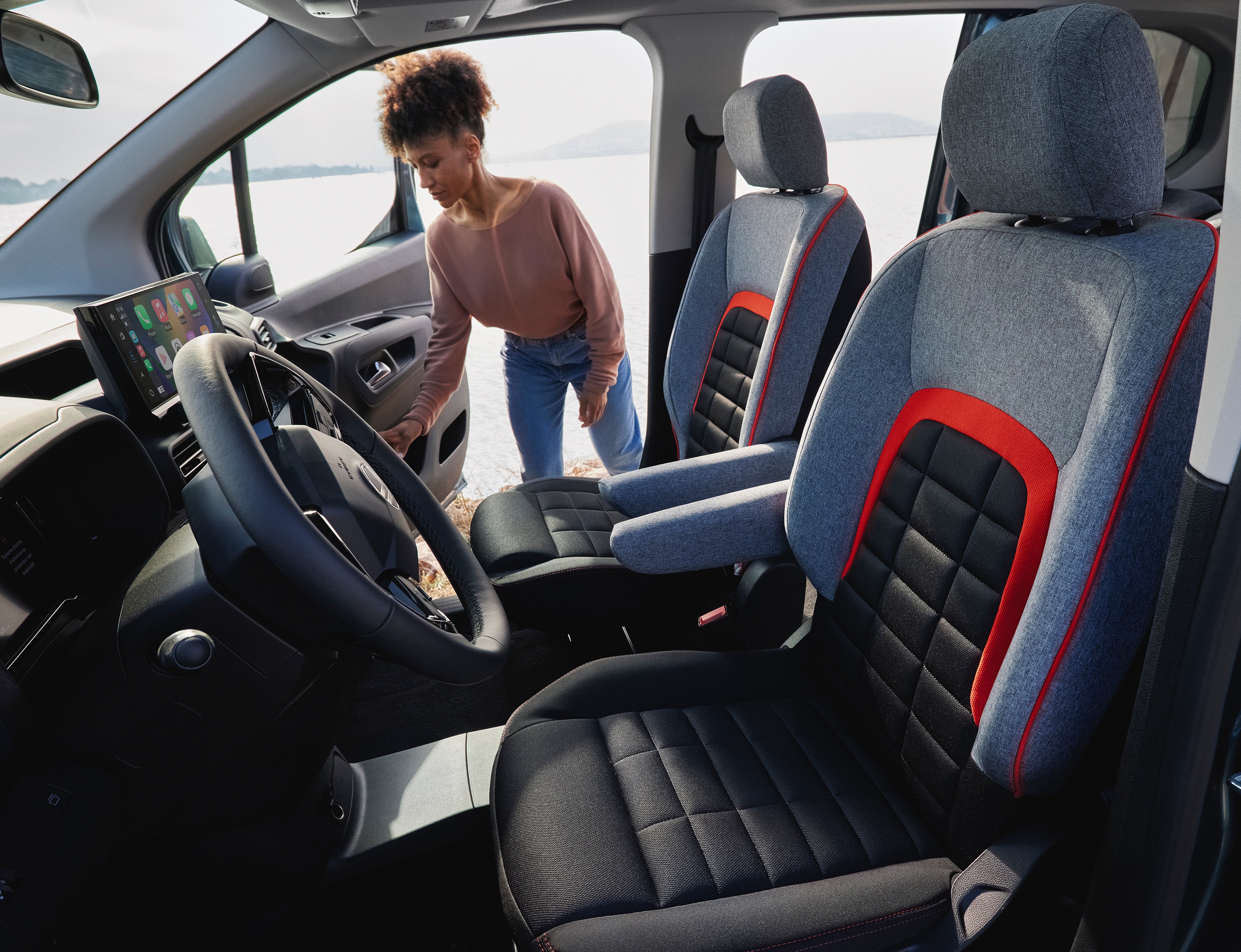 Innenraum-Frontansicht Berlingo zeigt Advanced Comfort Sitze, einfachen Zugang, Sicherheit und verbessertes alltägliches Fahrerlebnis