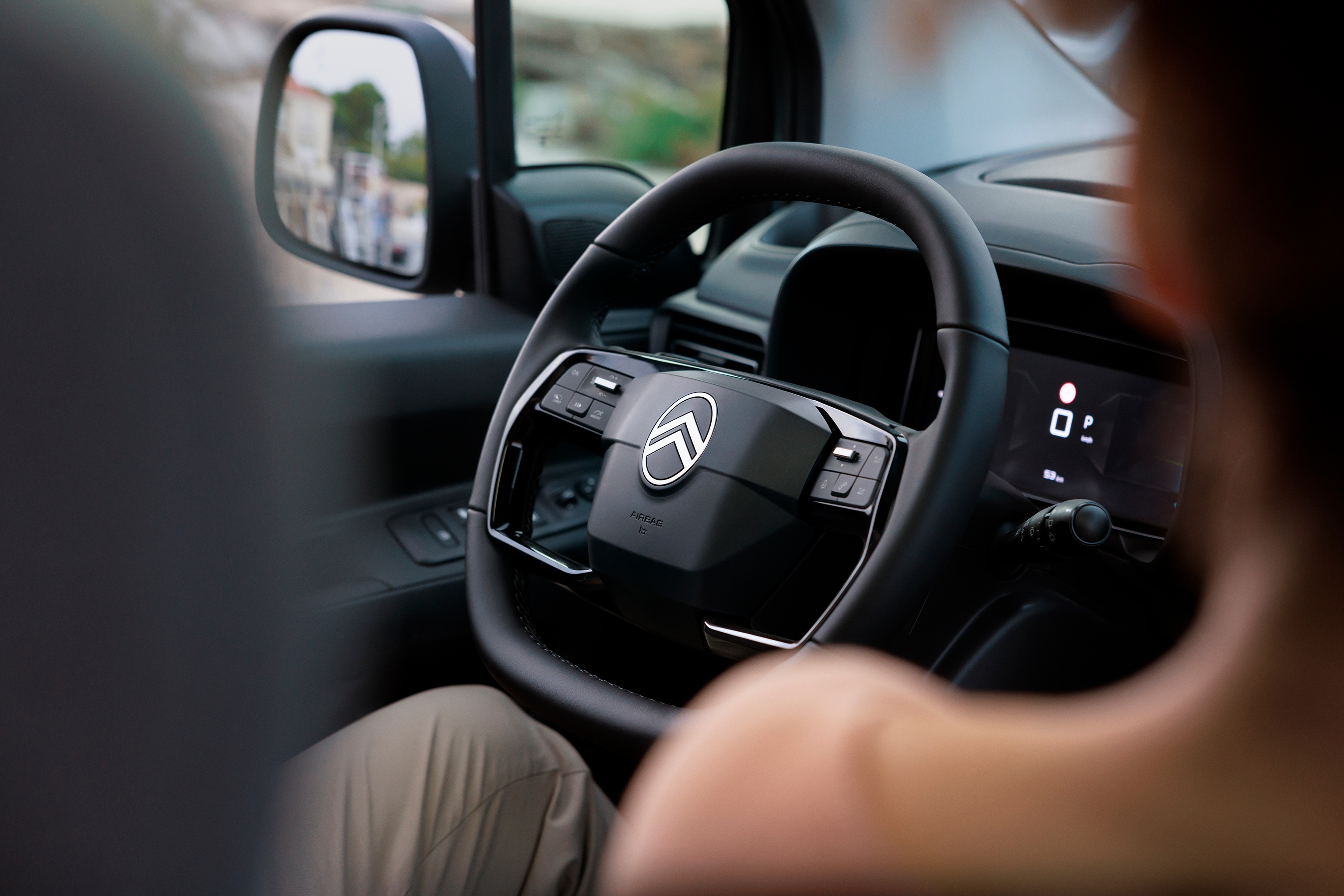 Fahrerperspektive Berlingo zeigt ergonomisches Lenkrad, Komfort, Sicherheit, Technologie und sanfteres alltägliches Fahrerlebnis