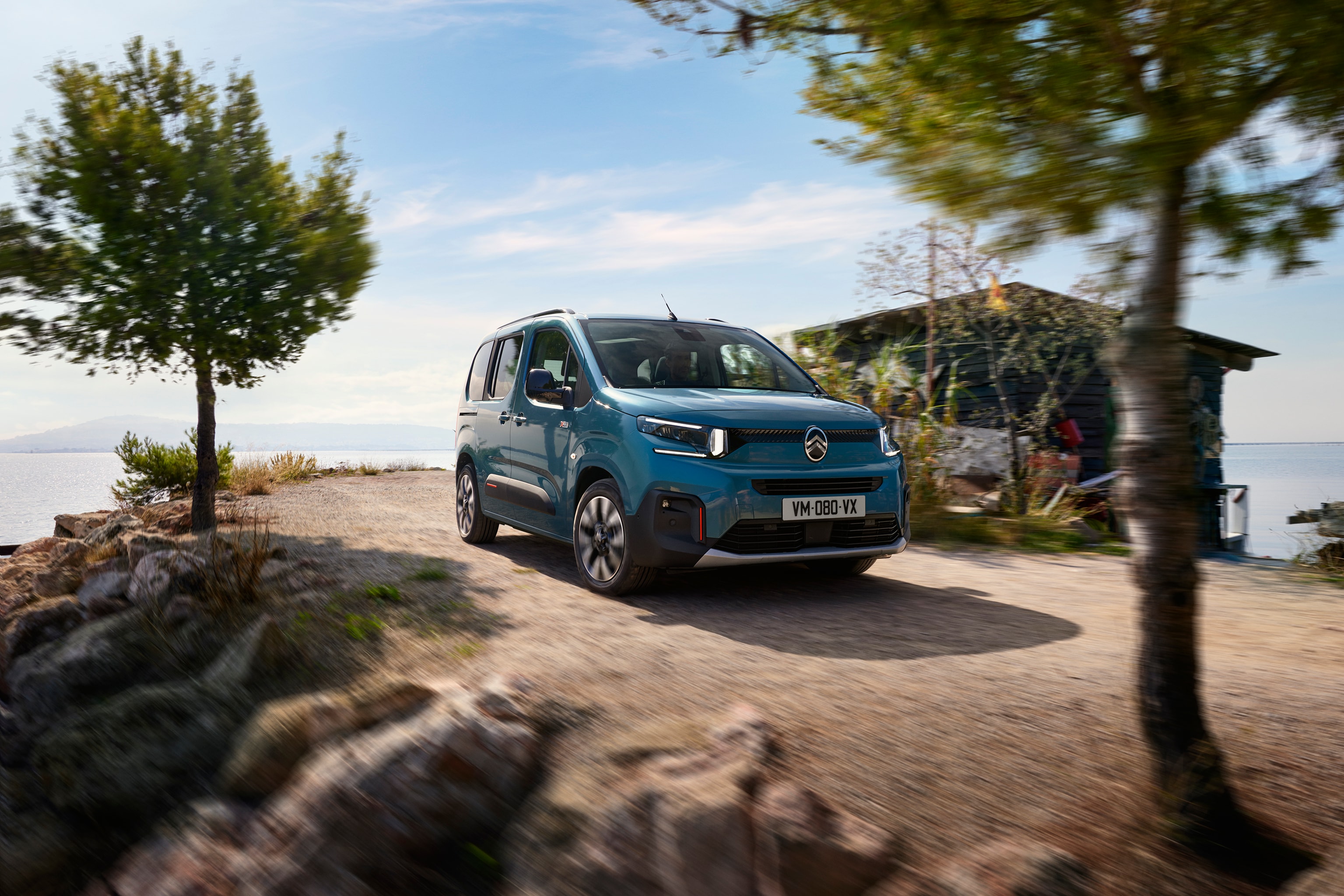 Dreiviertel-Frontansicht Kiama Blau Berlingo zeigt modernes attraktives Design, Effizienz und Sicherheit